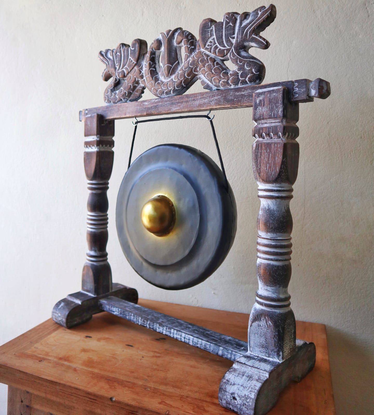 Handgefertigter schwarzer Gong mit Holzständer und Drachenverzierungen.