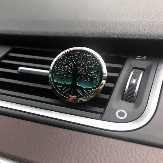 Auto-Aroma-Diffuser mit Lebensblumen-Design und silbernem Rand.