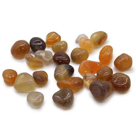 24 kleine Karneol-Trommelsteine in warmen Orangetönen.