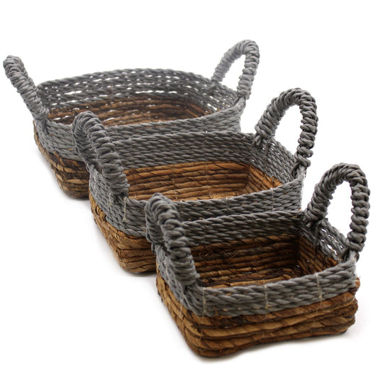 Drei geflochtene Aufbewahrungskörbe aus Bananenblatt und grauer Raffia.