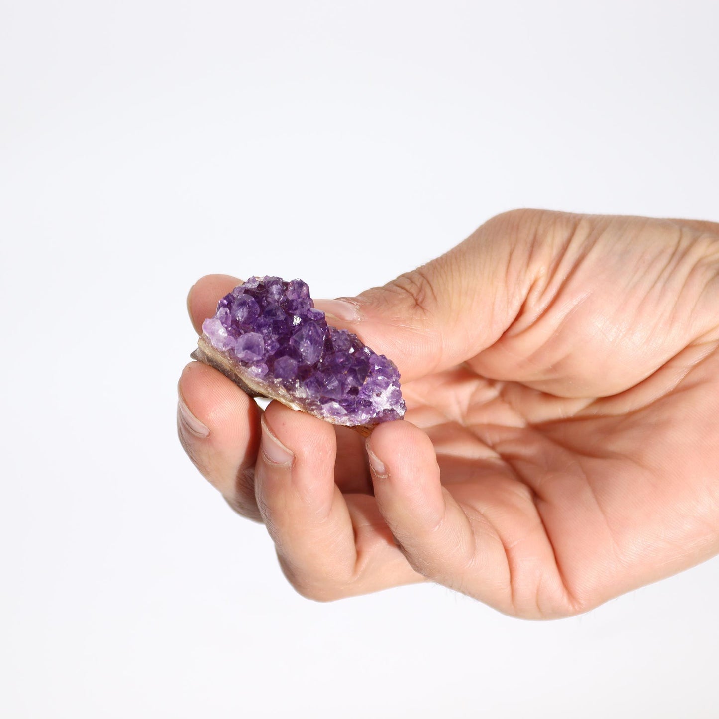 Kleine natürliche Amethyst-Cluster in intensiver violetter Färbung.