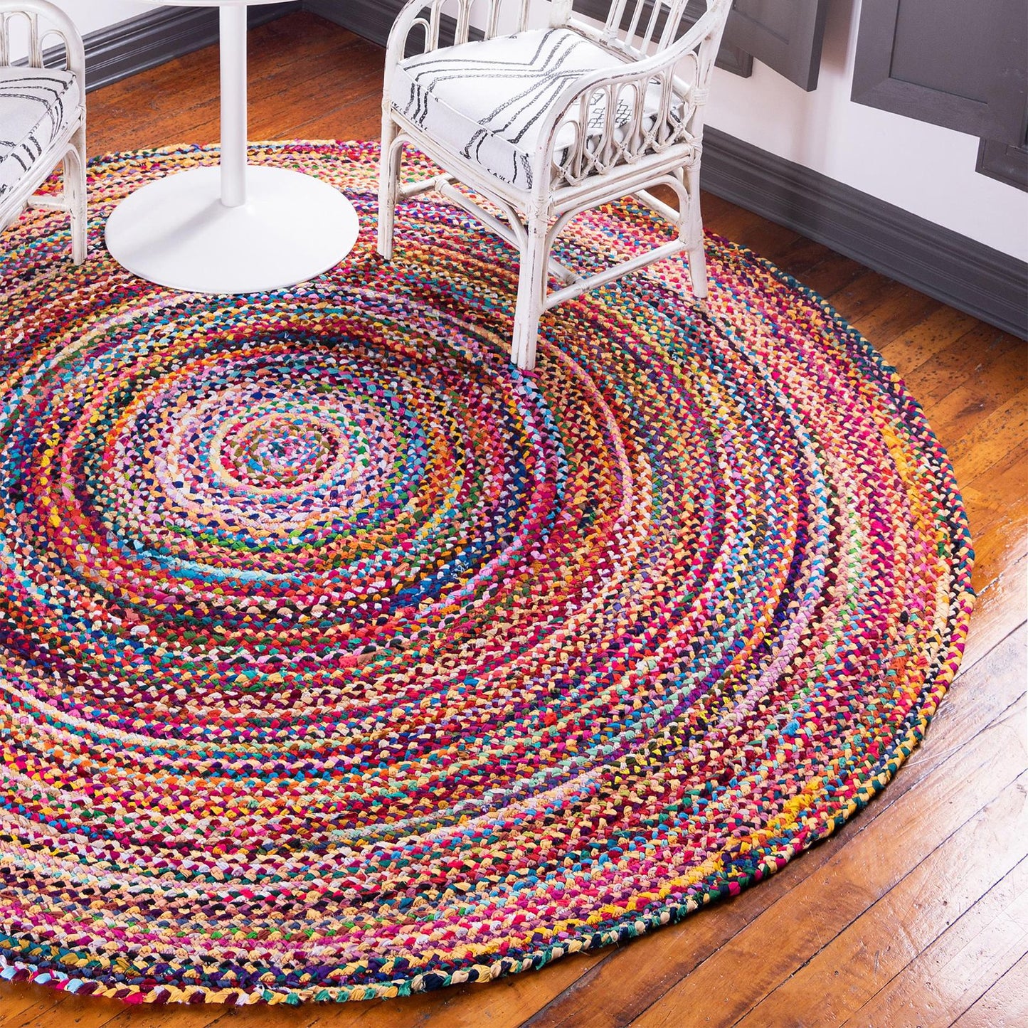 Runder Juteteppich mit recycelter Baumwolle und buntem Spiralmuster.