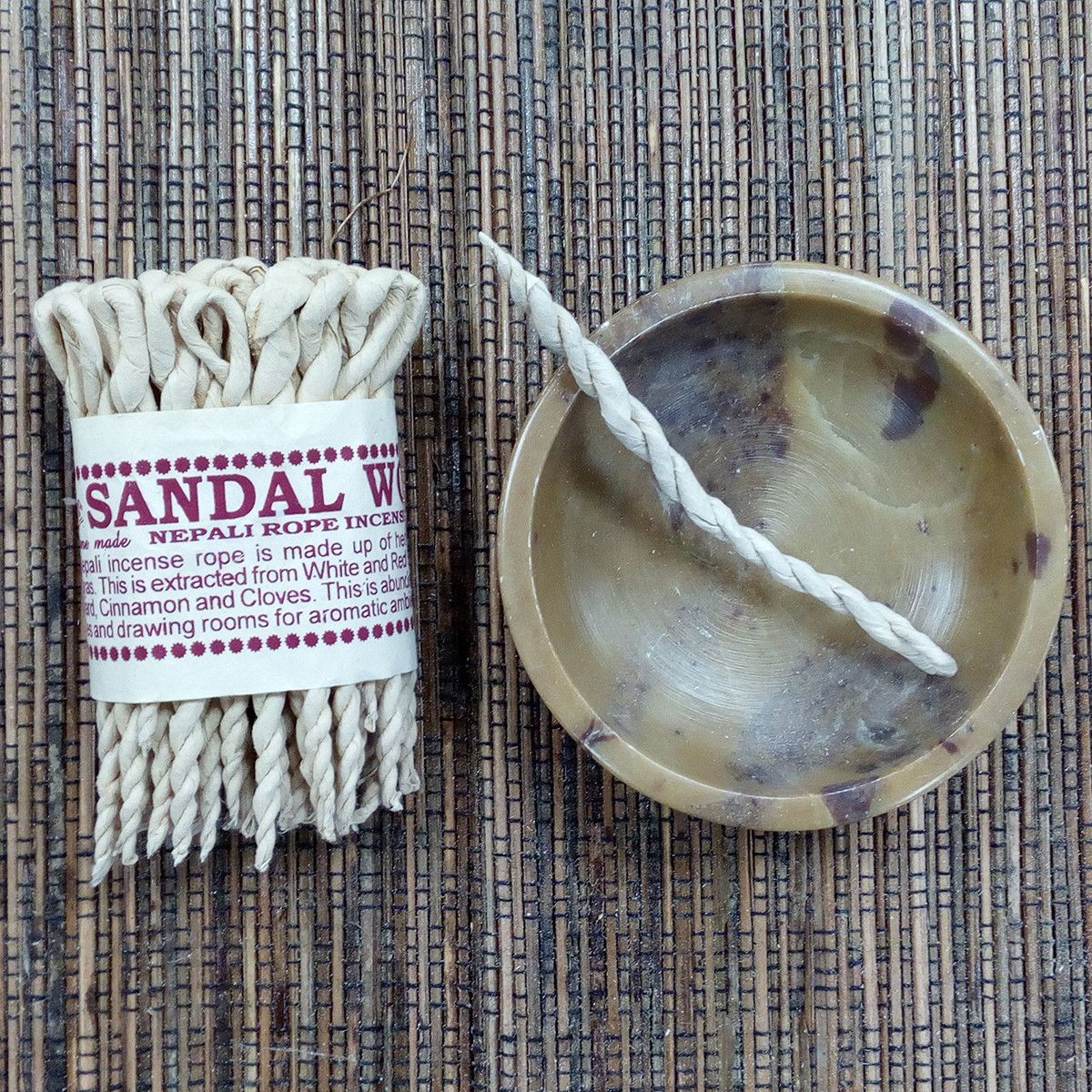 Räucherseile aus Sandelholz und Gewürzen in einer Schale.