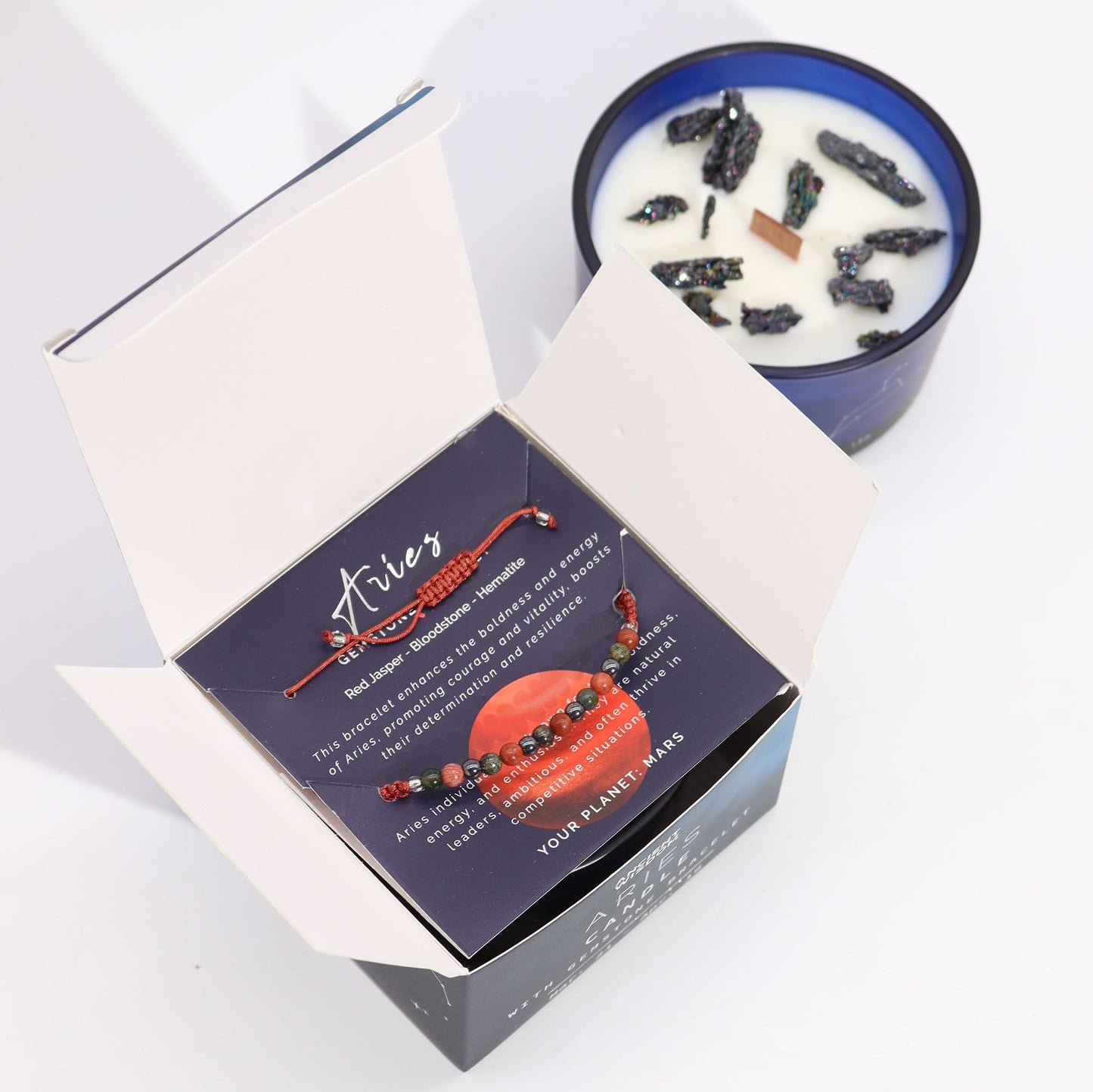 Sternzeichen-Kristallkerze Widder mit Edelsteinarmband in geöffneter Verpackung.