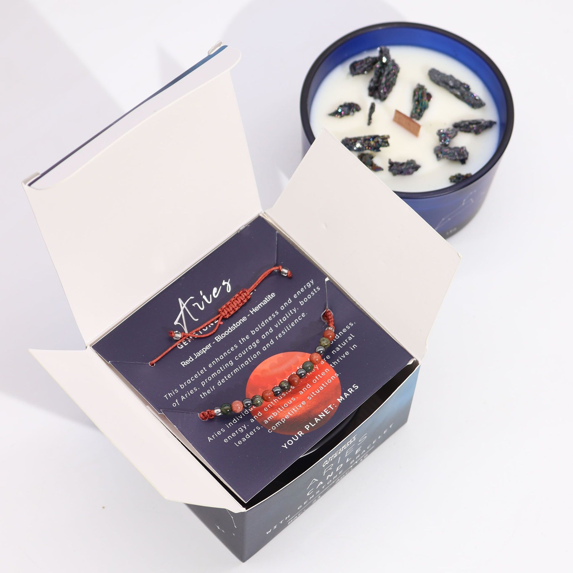 Sternzeichen-Kristallkerze Widder mit Edelsteinarmband in geöffneter Verpackung.