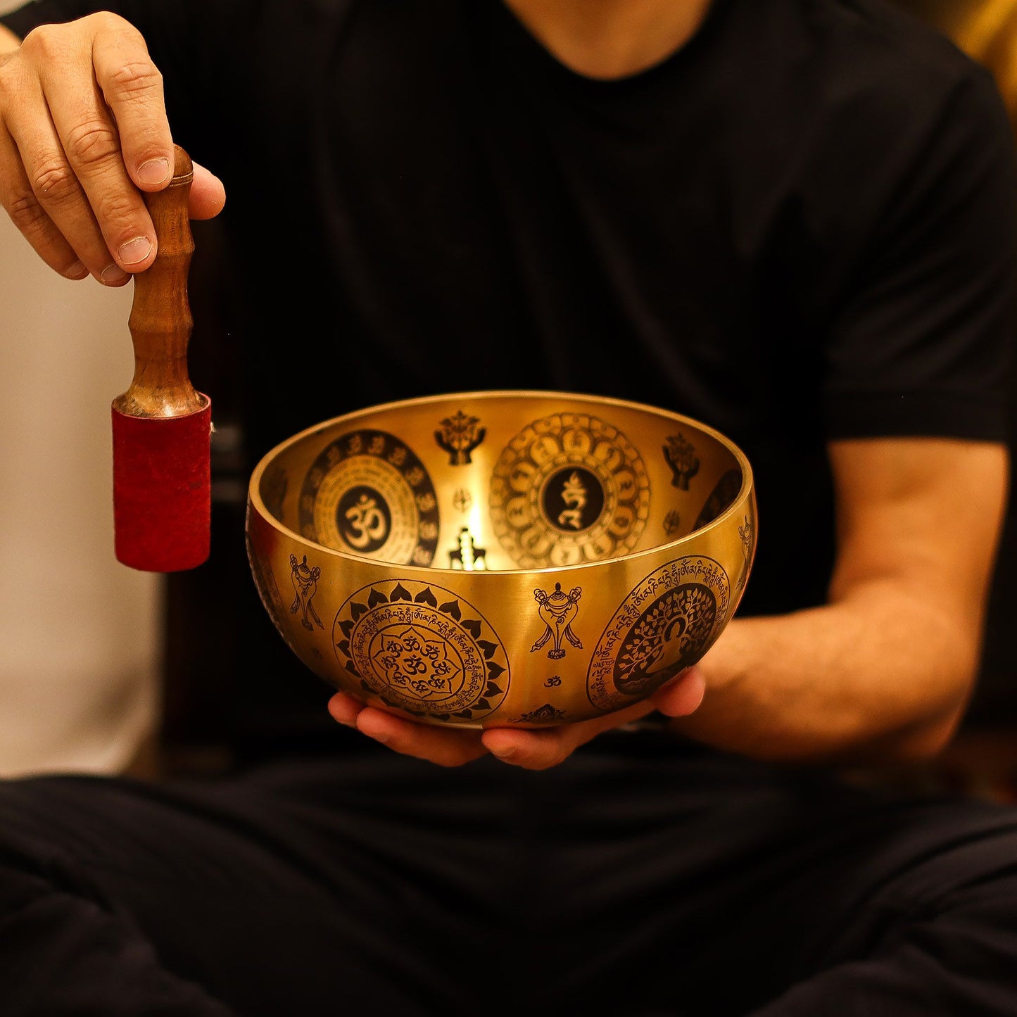 Set aus vier handgefertigten Messing-Klangschalen mit Yogi-Gravur.