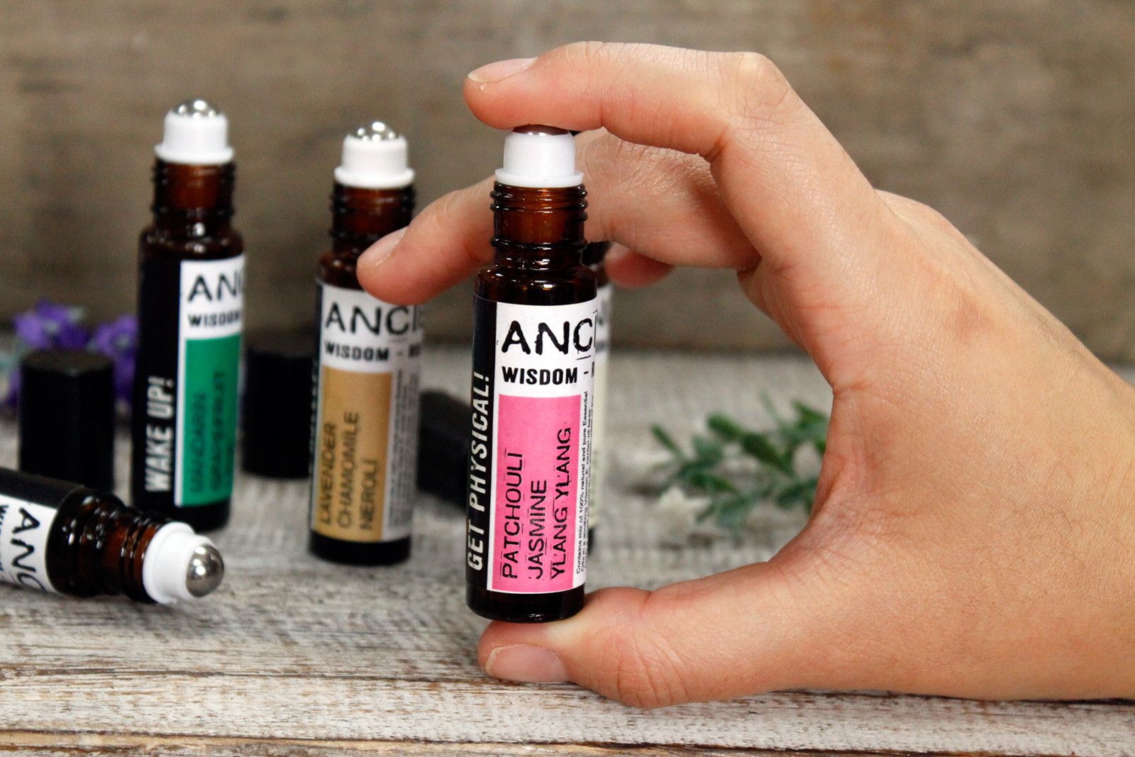 Hand hält eine 10ml Roll-On Flasche mit ätherischen Ölen.