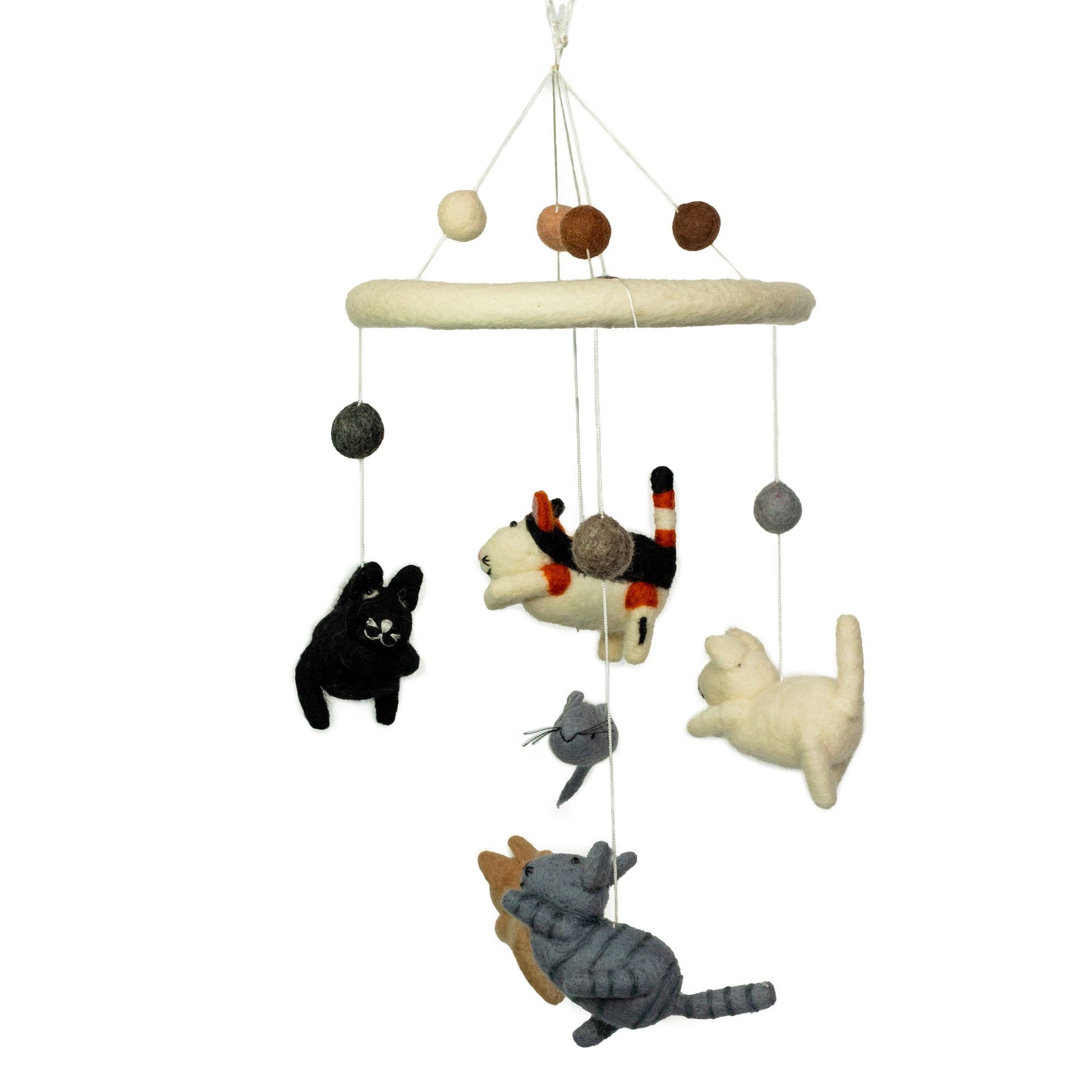 Handgemachtes Filz-Mobile mit Katzen und Mäusen.