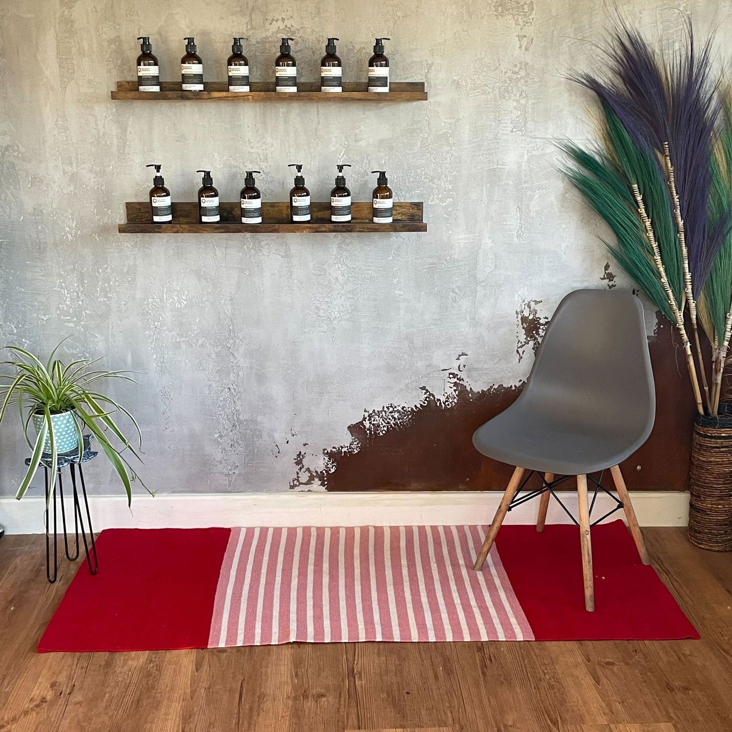 Indischer Baumwollteppich in Rot und Rosa mit Streifenmuster.