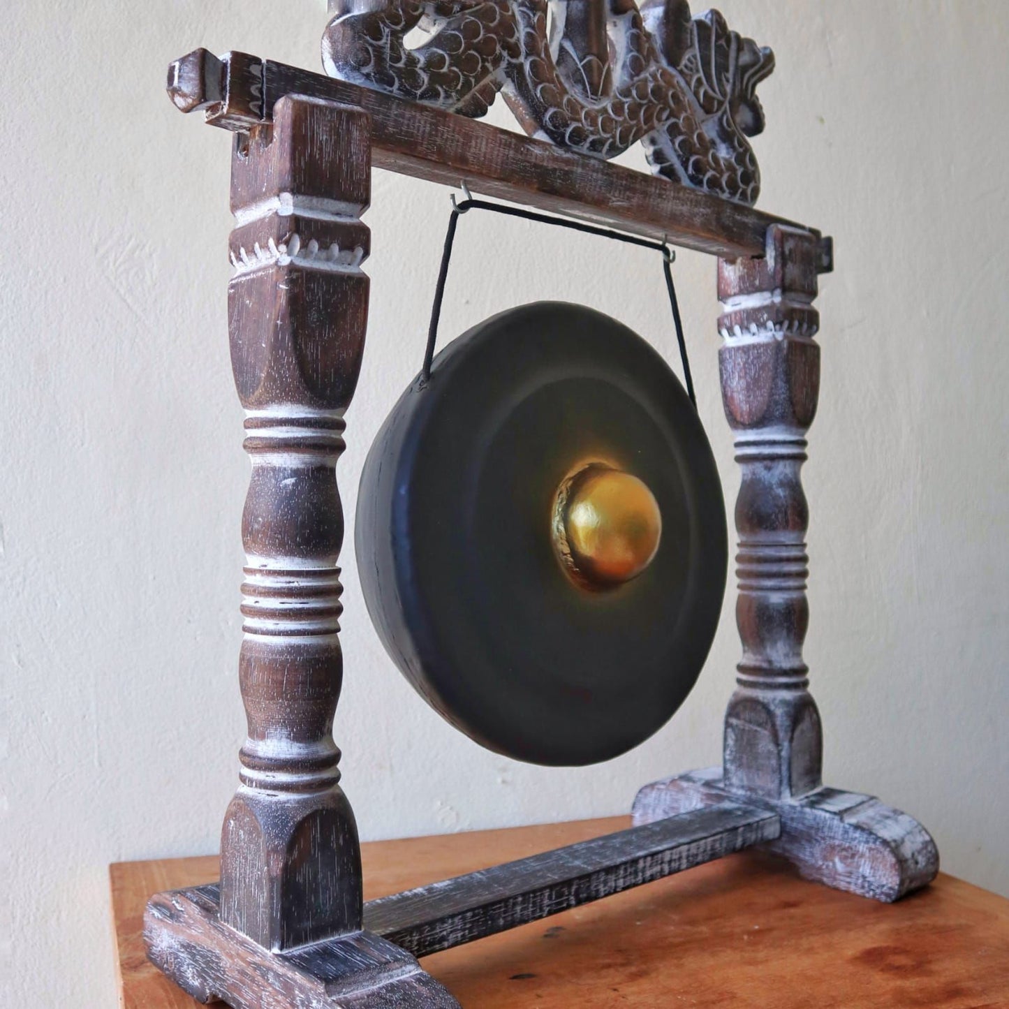 Handgefertigter schwarzer Gong mit Holzständer und Drachenmotiv.
