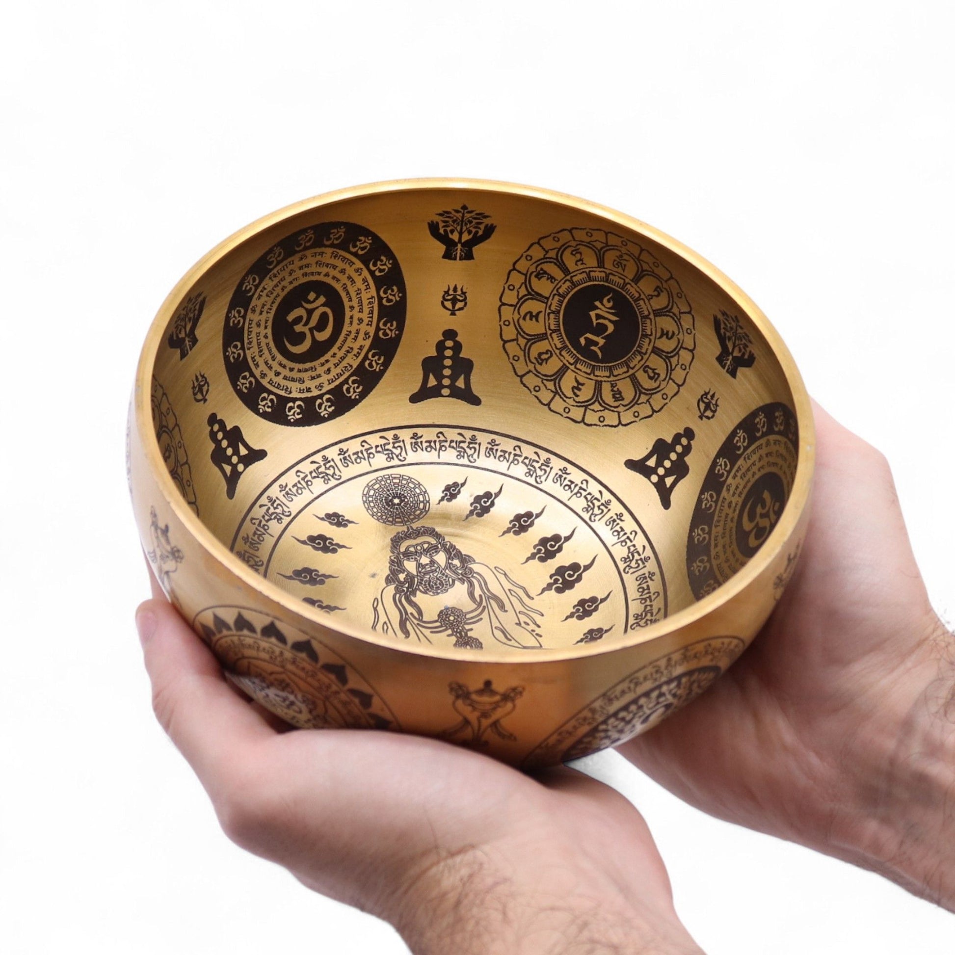 Ein Set aus vier handgefertigten Messing-Klangschalen mit Yogi-Gravuren.