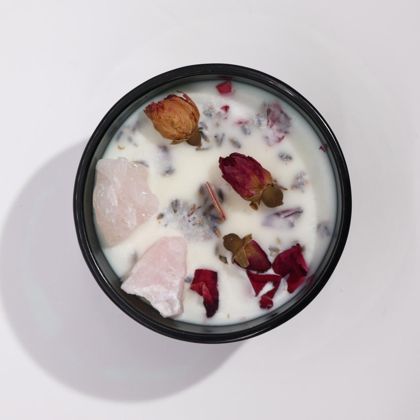 Kristallkerze aus Sojawachs mit Rose, Salbei und Rosenquarz.