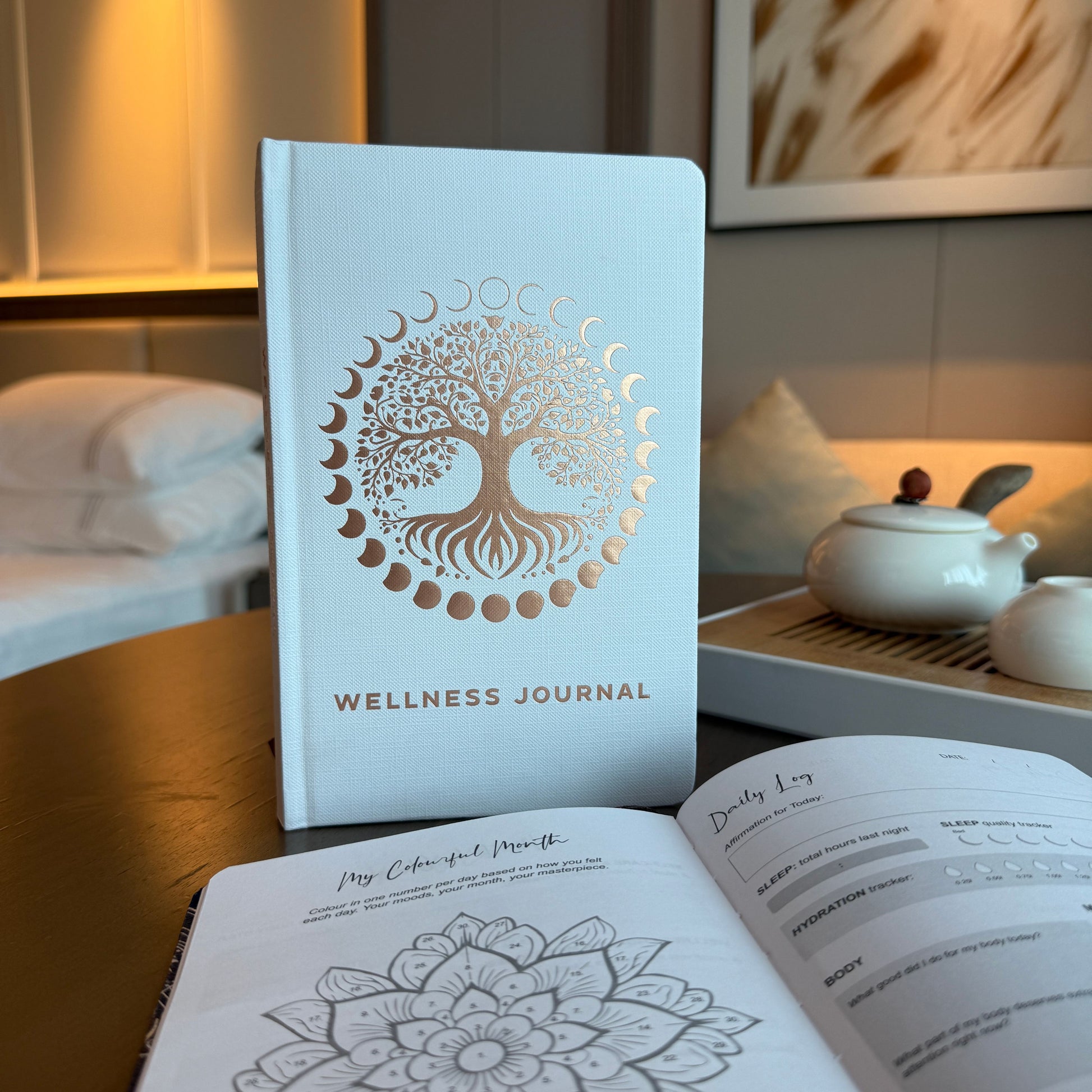 Weißes Wellness-Tagebuch mit Lebensbaum in Roségold.