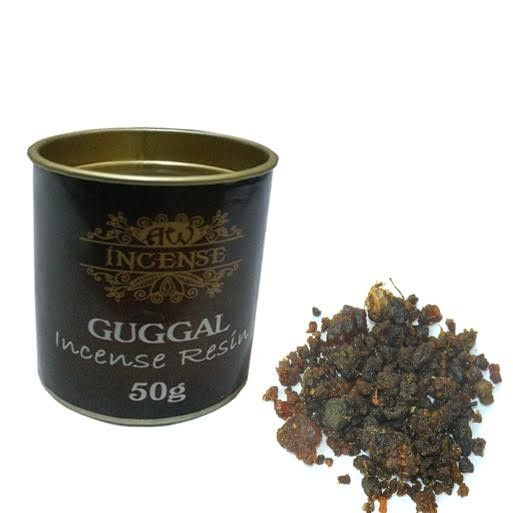 Guggal Räucherharz in einer 50g Dose mit losem Harz daneben.
