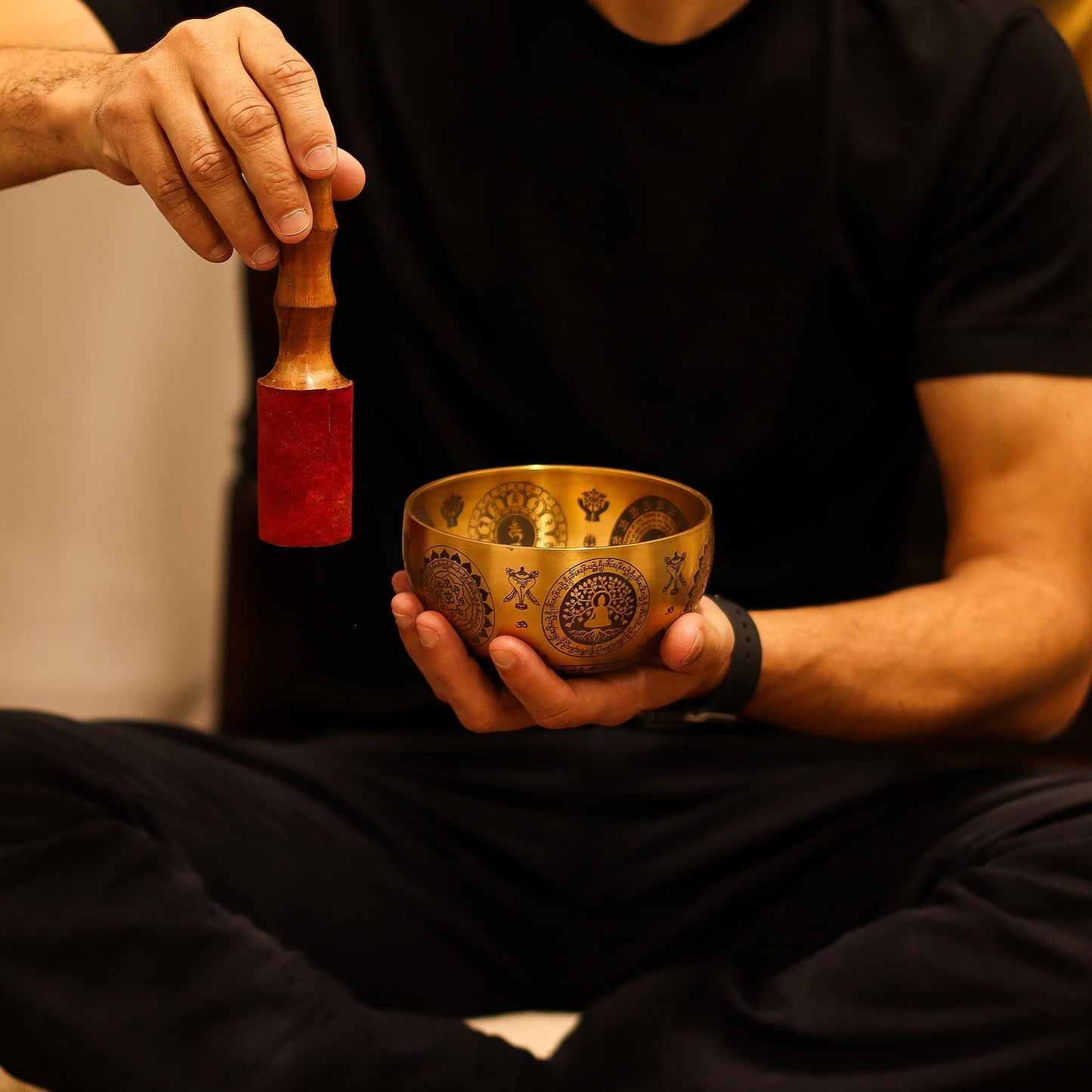 Ein Set aus vier handgefertigten Messing-Klangschalen mit Yogi-Gravuren.