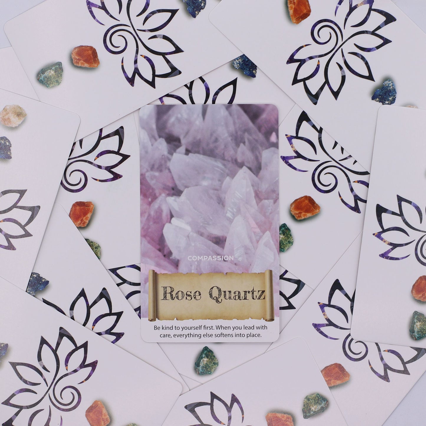 Ein Orakelkarten-Deck mit Edelsteinen und floralen Mustern.