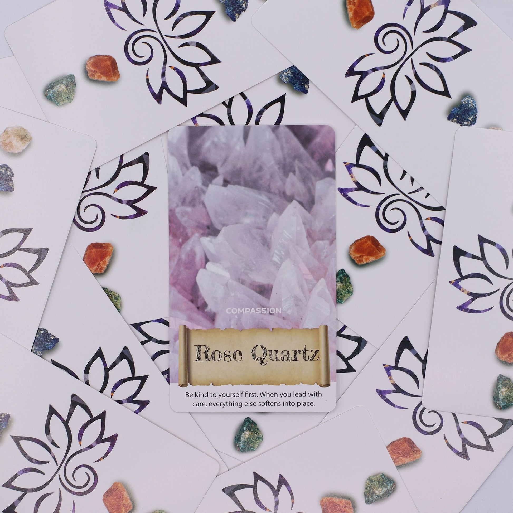 Ein Orakelkarten-Deck mit Edelsteinen und floralen Mustern.