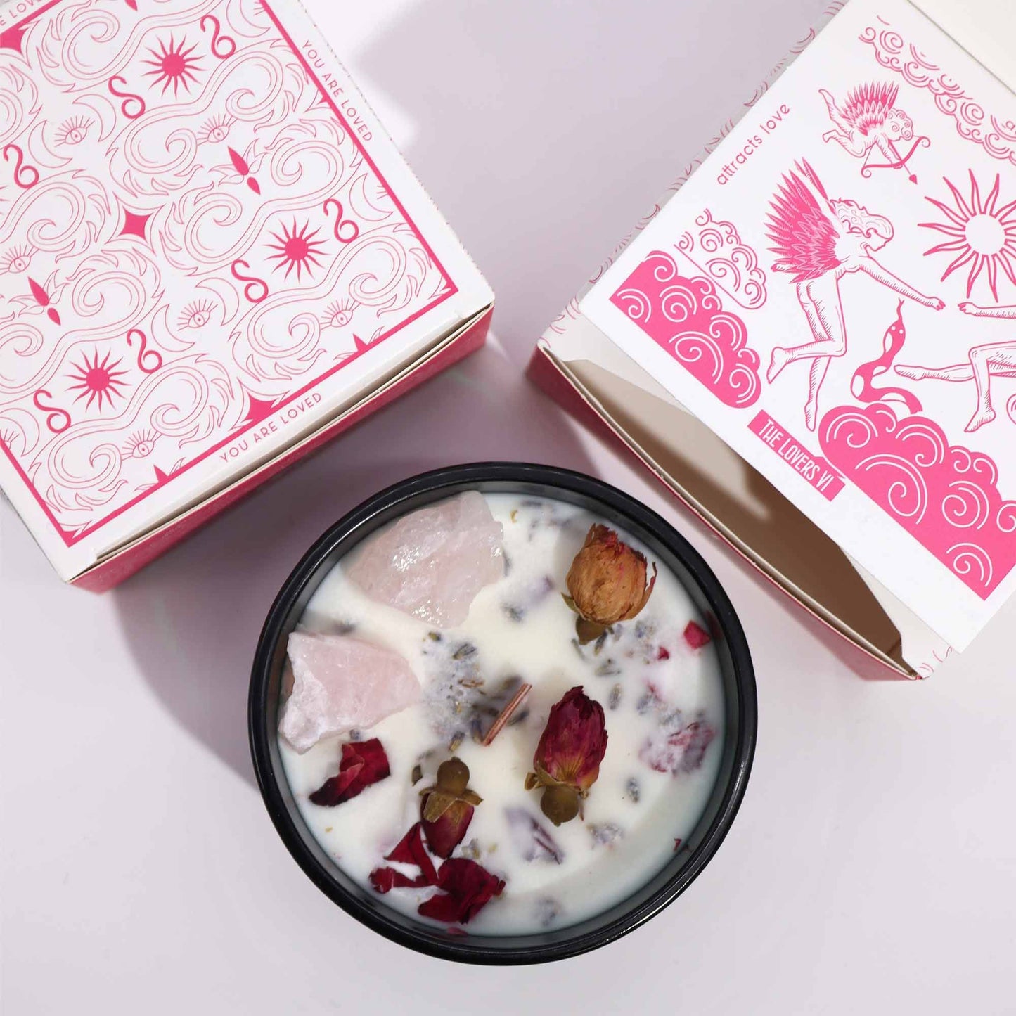 Kristallkerze aus Sojawachs mit Rose, Salbei und Rosenquarz.