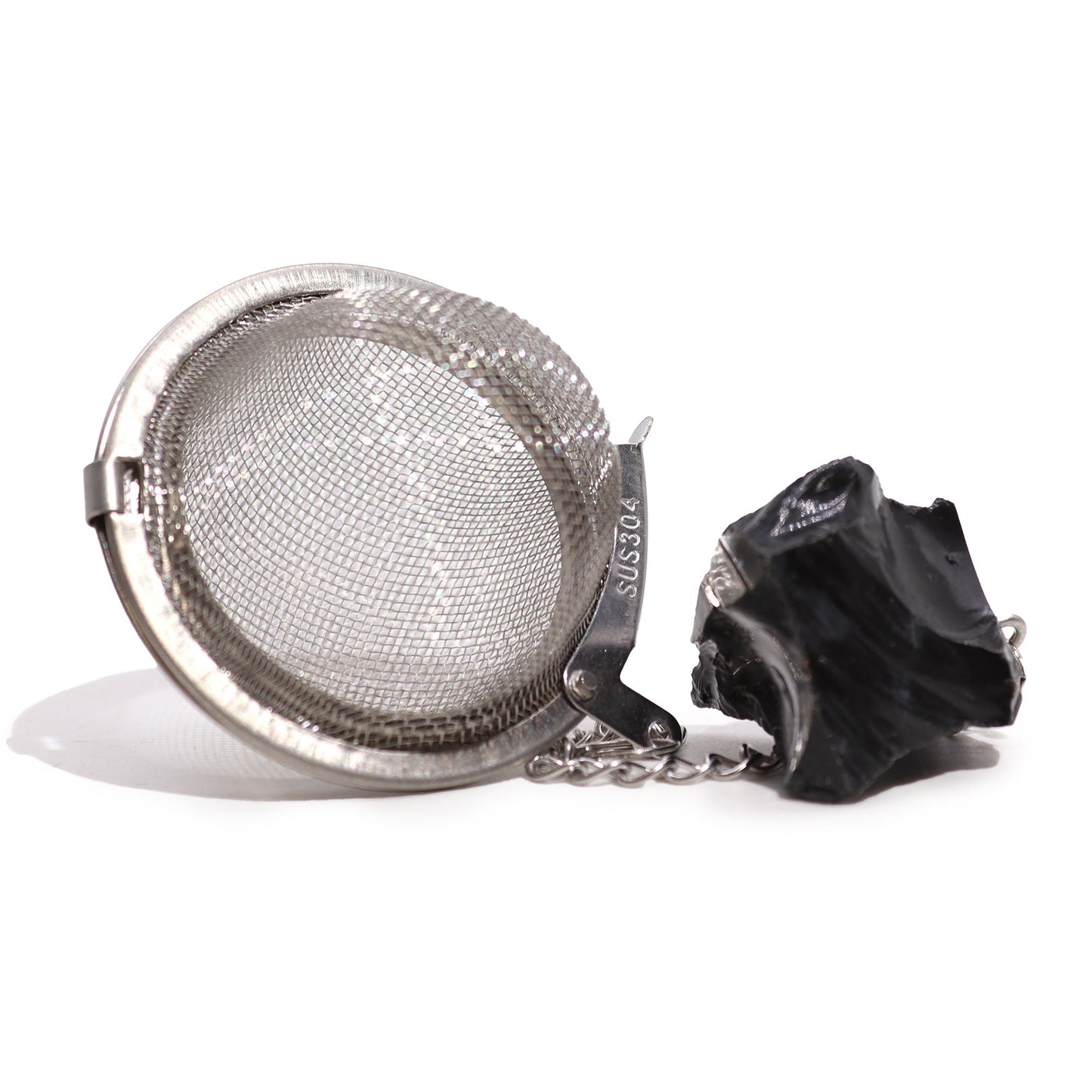 Edelstahl-Teesieb mit einem Anhänger aus schwarzem Obsidian.