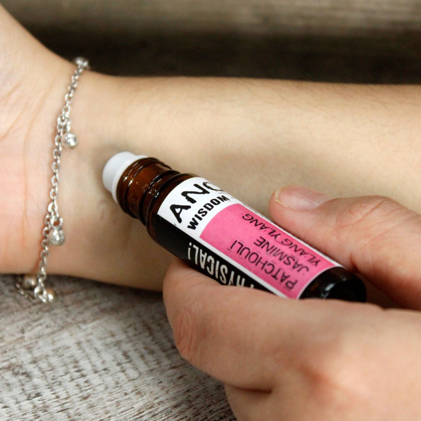10 ml Roll-On mit ätherischen Ölen und Vitamin E.