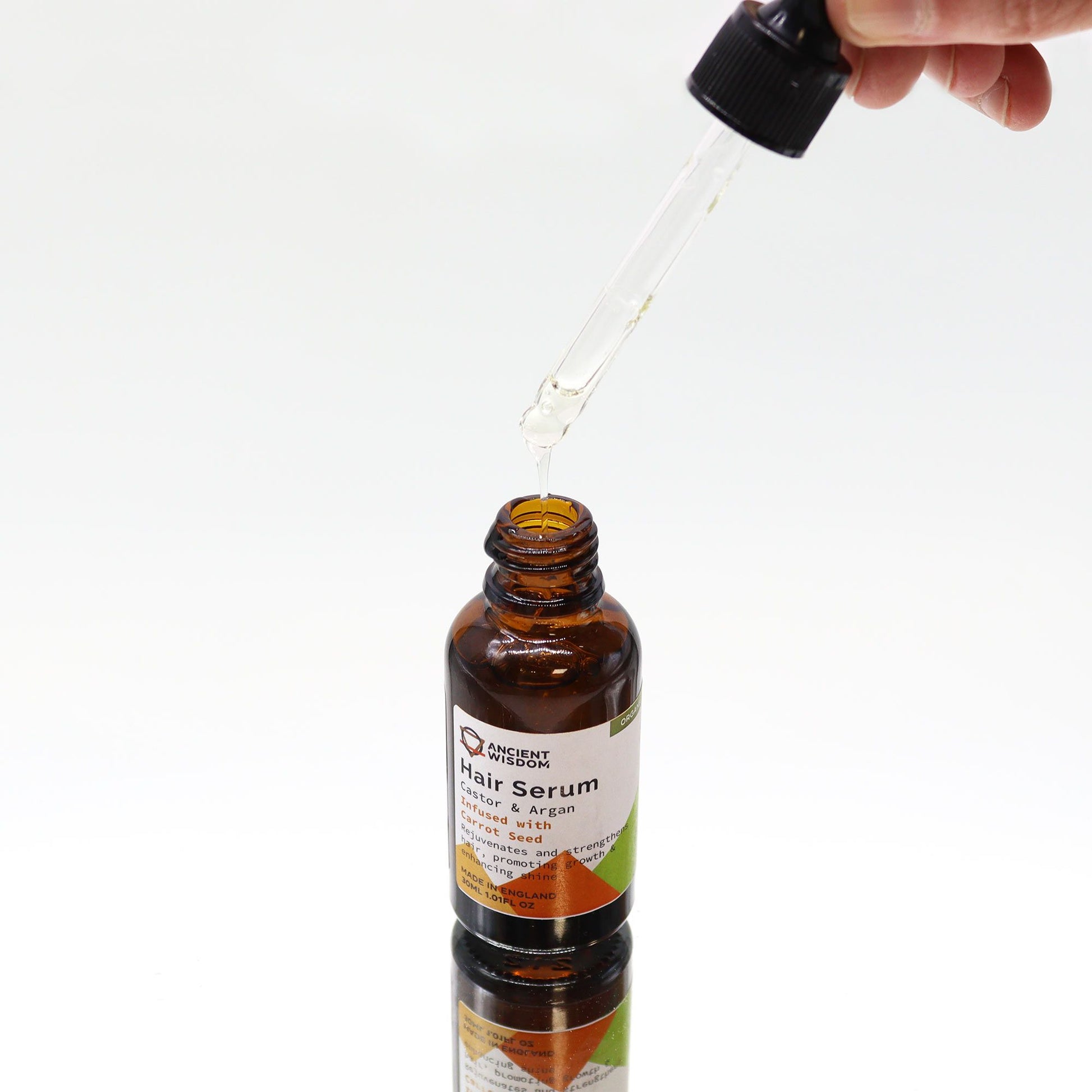 Bio-Karottensamen Haarserum in einer Braunglasflasche mit Pipette.