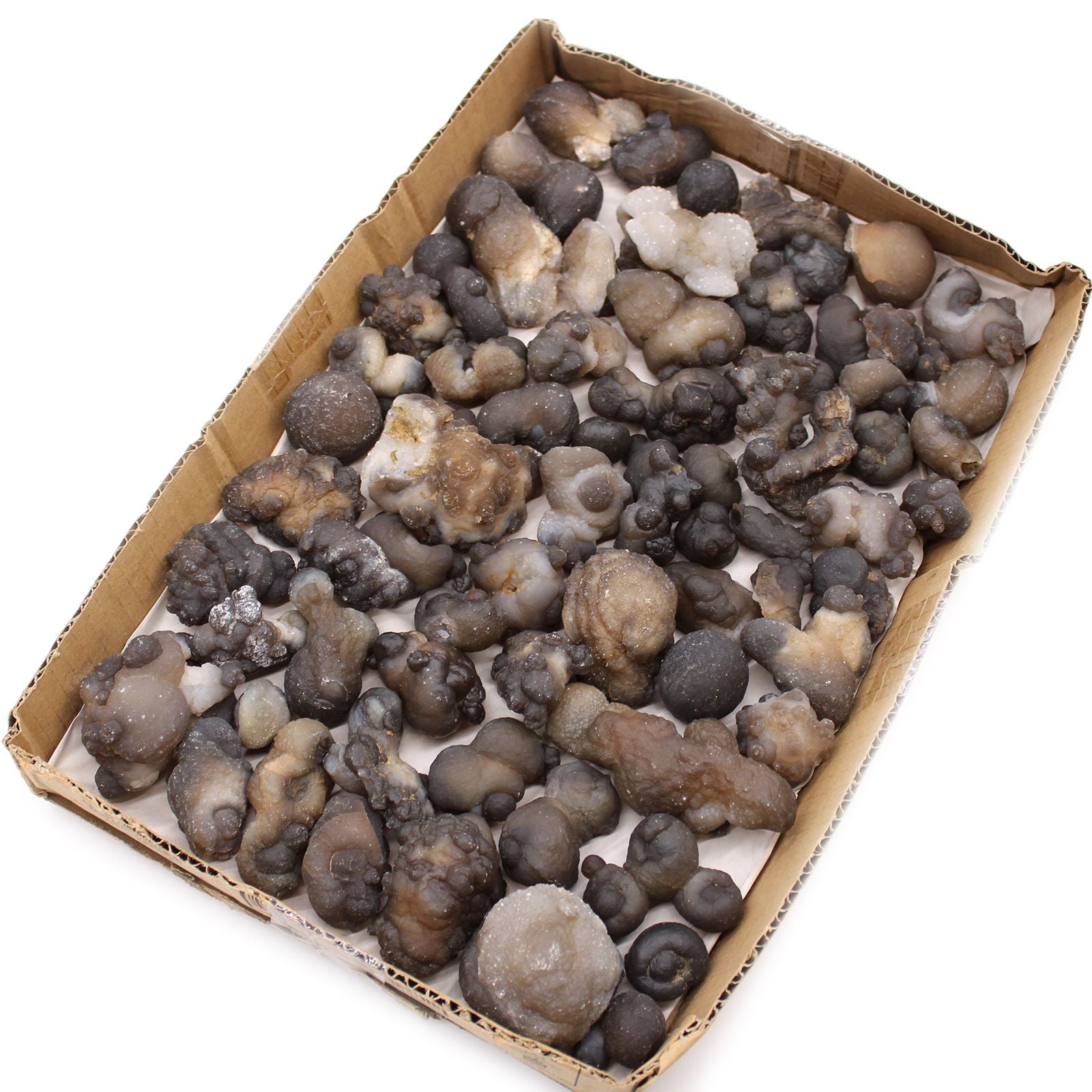 Eine Kiste mit vielen kleinen, unregelmäßig geformten Chalcedon-Rohsteinen in verschiedenen Grautönen.