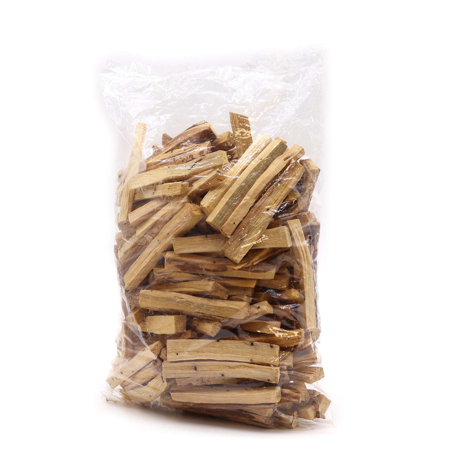 Eine Großpackung mit Palo Santo Holzstäbchen in einer durchsichtigen Tüte.