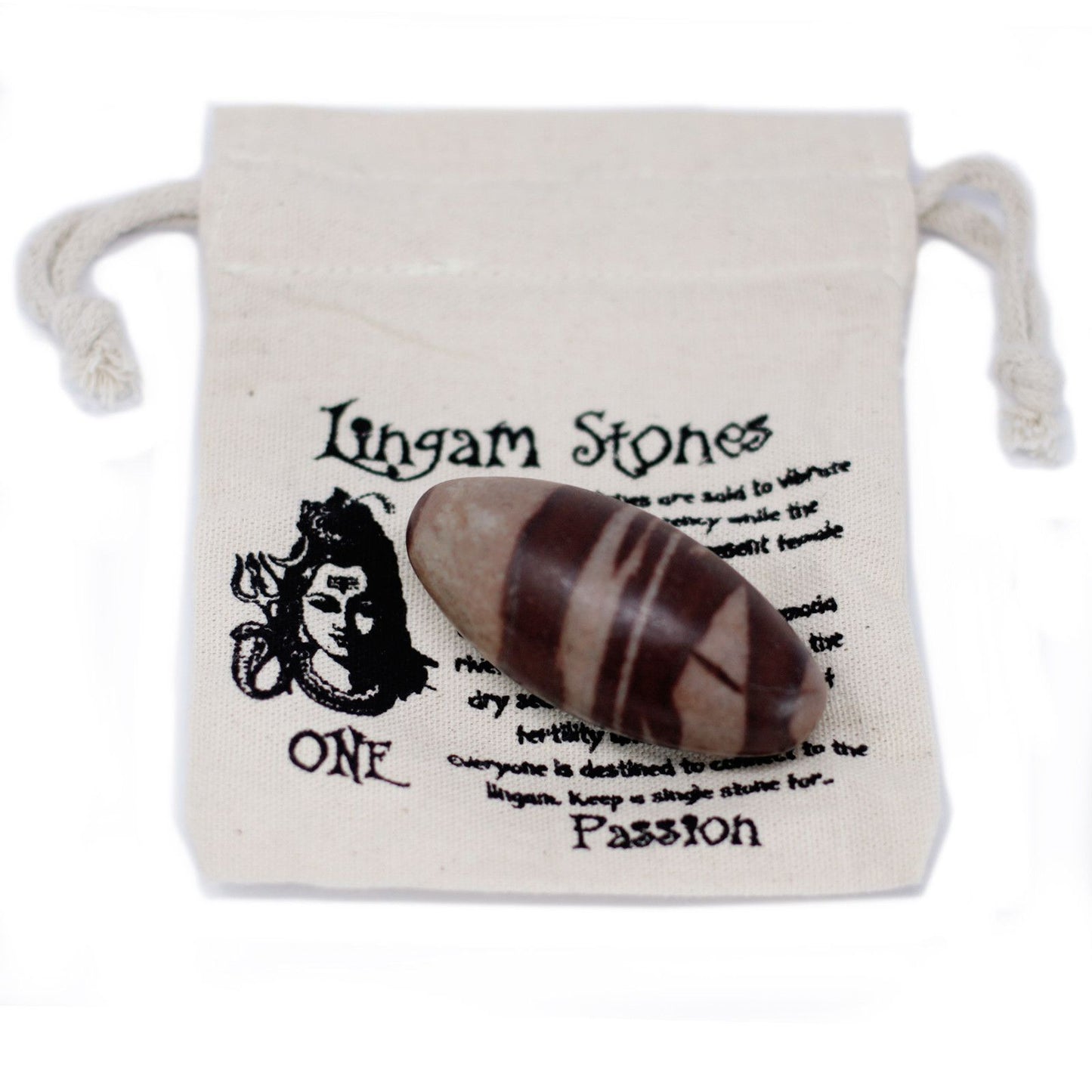 Ein Shiva Lingam Stein mit braunen Streifen liegt auf einer Baumwolltasche.