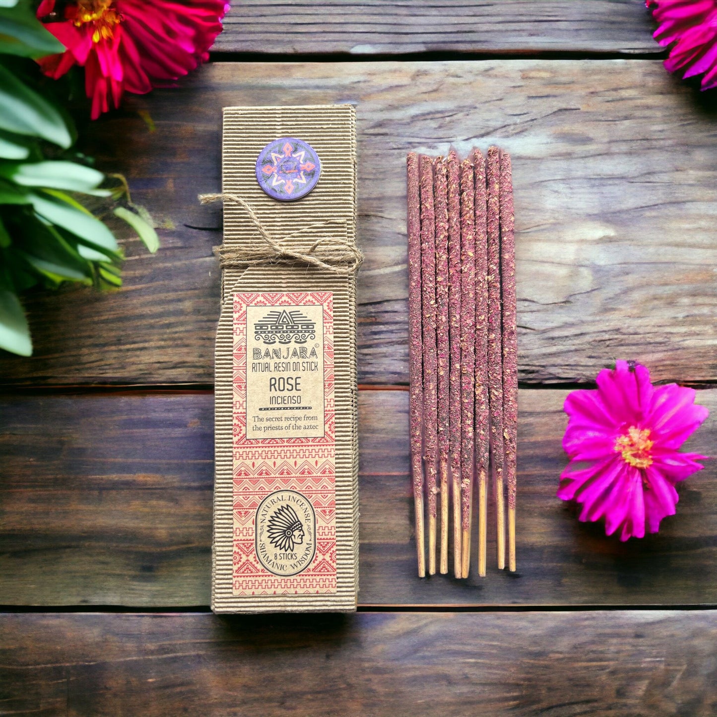 Handgefertigte Räucherstäbchen in Rosé mit indischem Design auf der Verpackung.
