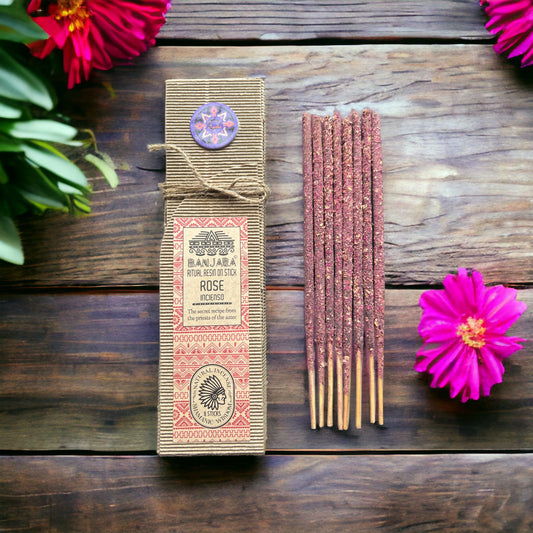 Handgefertigte Räucherstäbchen in Rosé mit indischem Design auf der Verpackung.