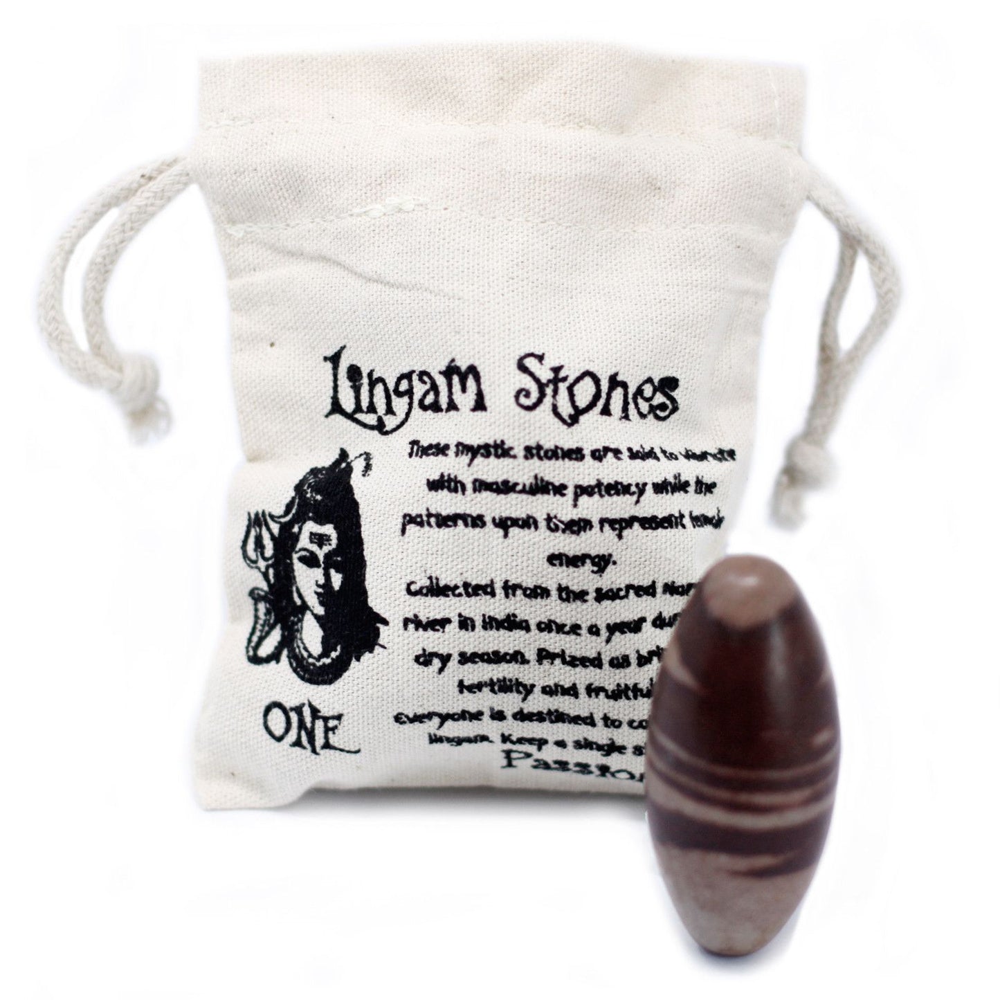 Ein Shiva Lingam Stein mit Streifenmuster liegt neben einem Baumwollbeutel mit Aufdruck.