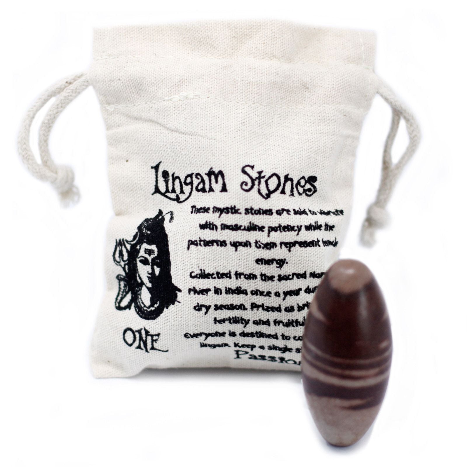 Ein Shiva Lingam Stein mit Streifenmuster liegt neben einem Baumwollbeutel mit Aufdruck.