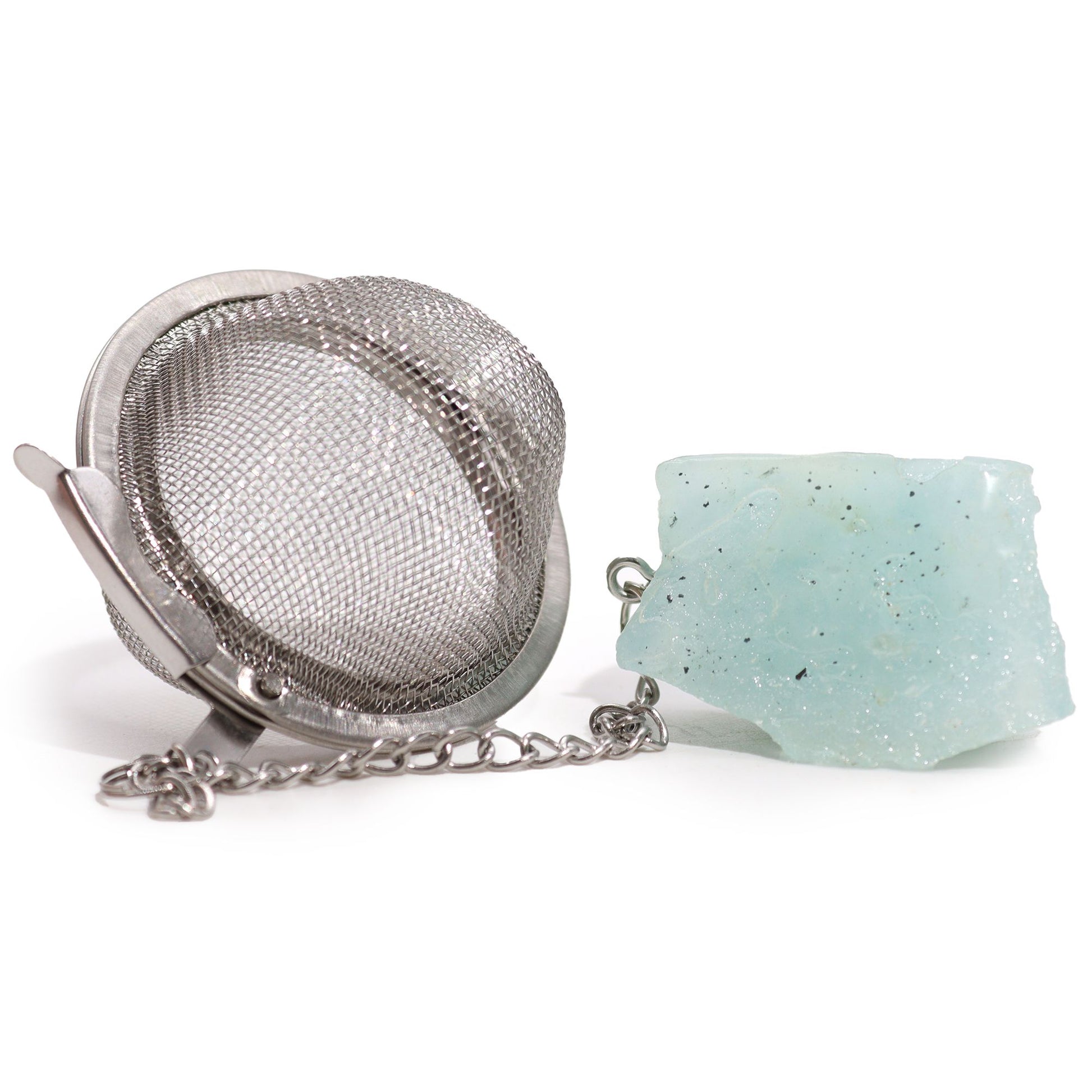 Edelstahl-Teesieb mit einem rohen Aquamarin-Kristall.