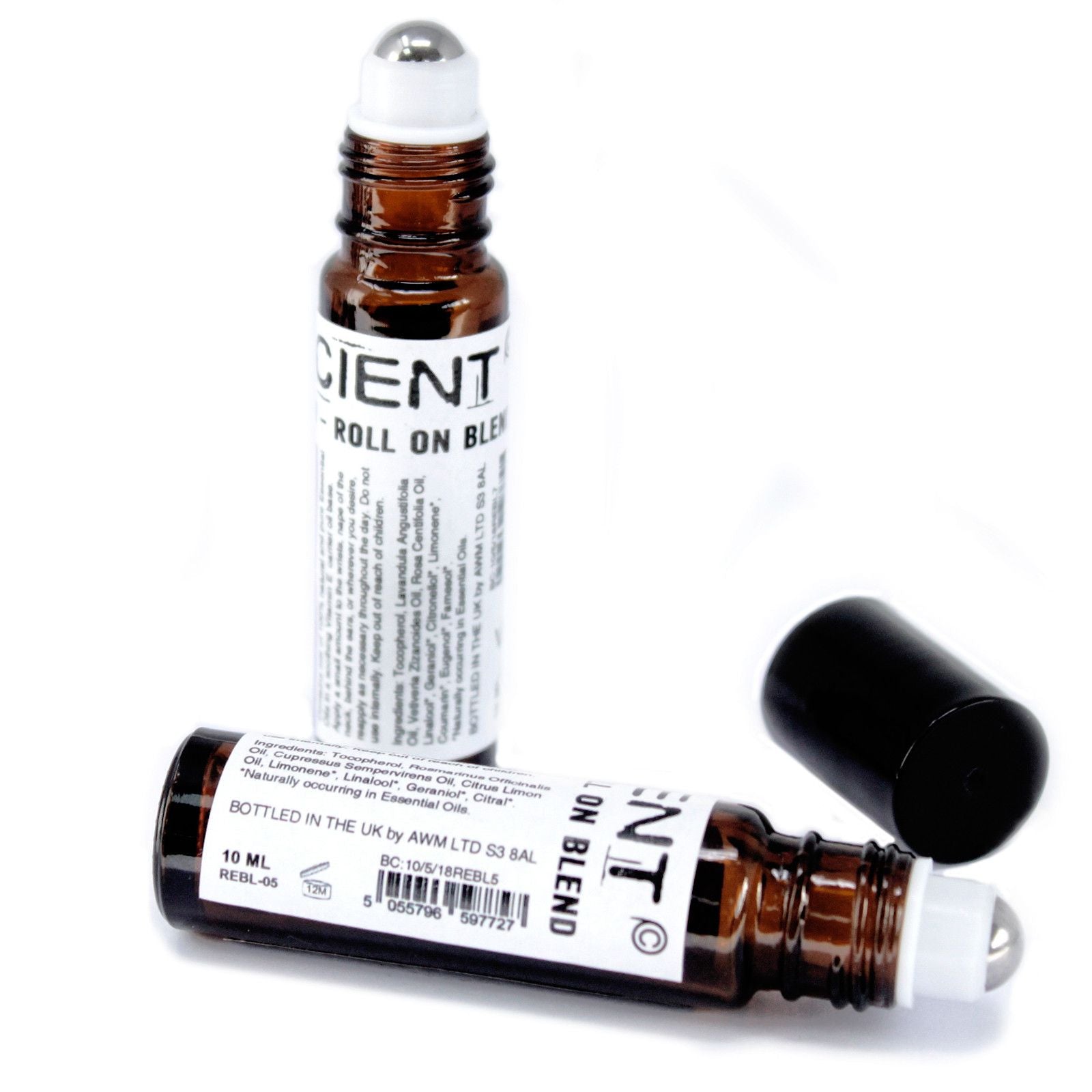 Zwei Fläschchen mit ätherischen Ölen und Vitamin E, eines aufrecht und eines liegend.