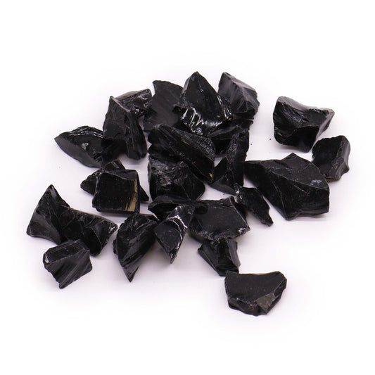 Schwarze Obsidian-Rohsteine mit glänzender, glasartiger Oberfläche.