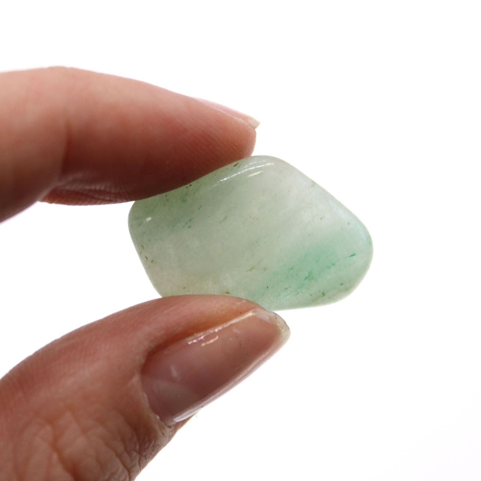Zwei Finger halten einen kleinen, glatten, hellgrünen Aventurin-Trommelstein.