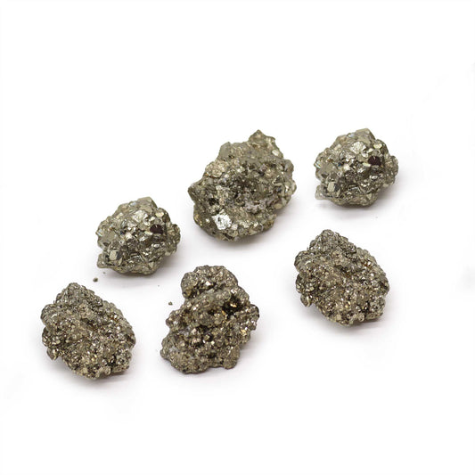 Sechs goldglänzende Pyrit-Rohsteine aus Peru.