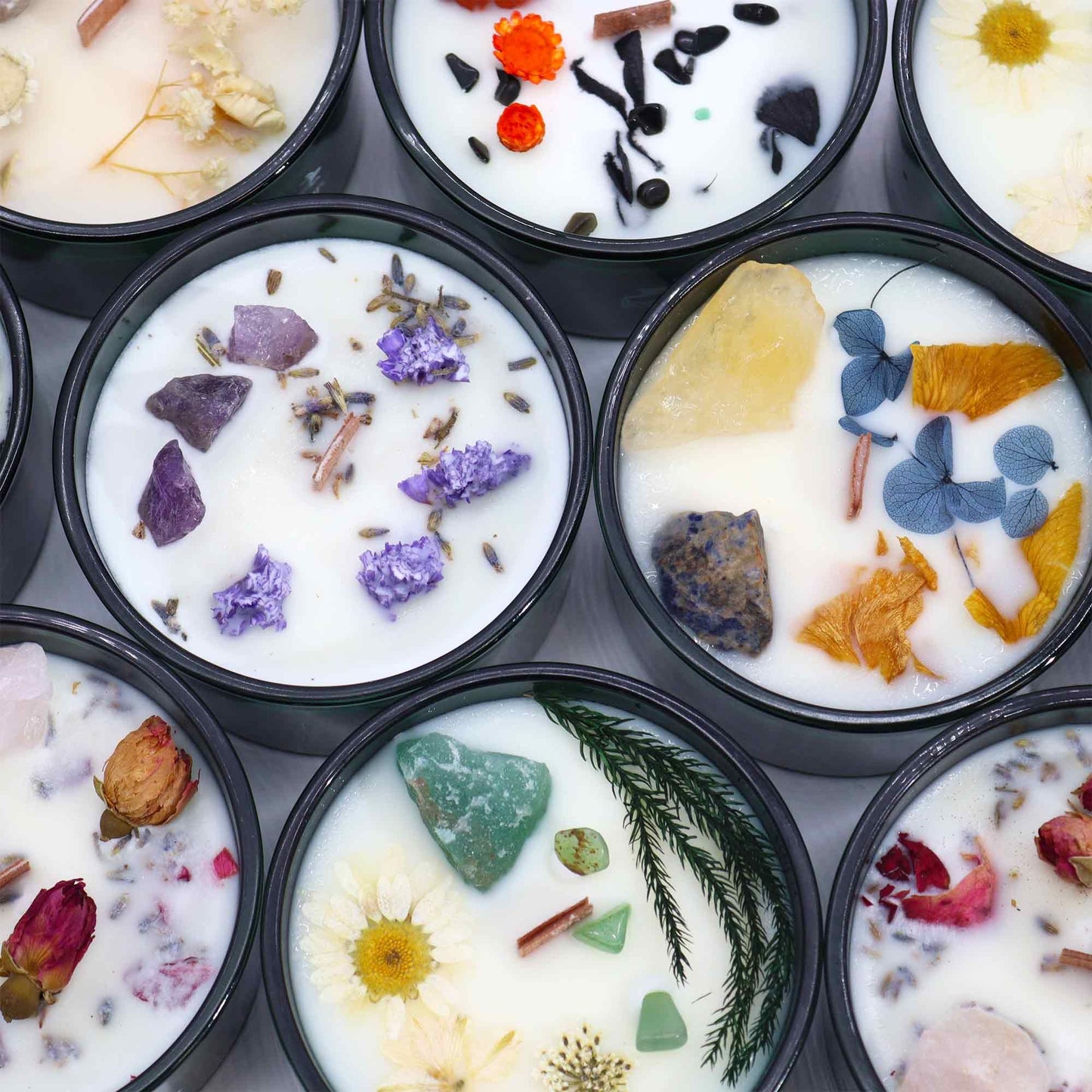 Kristallkerze aus Sojawachs mit Rose, Salbei und Rosenquarz.