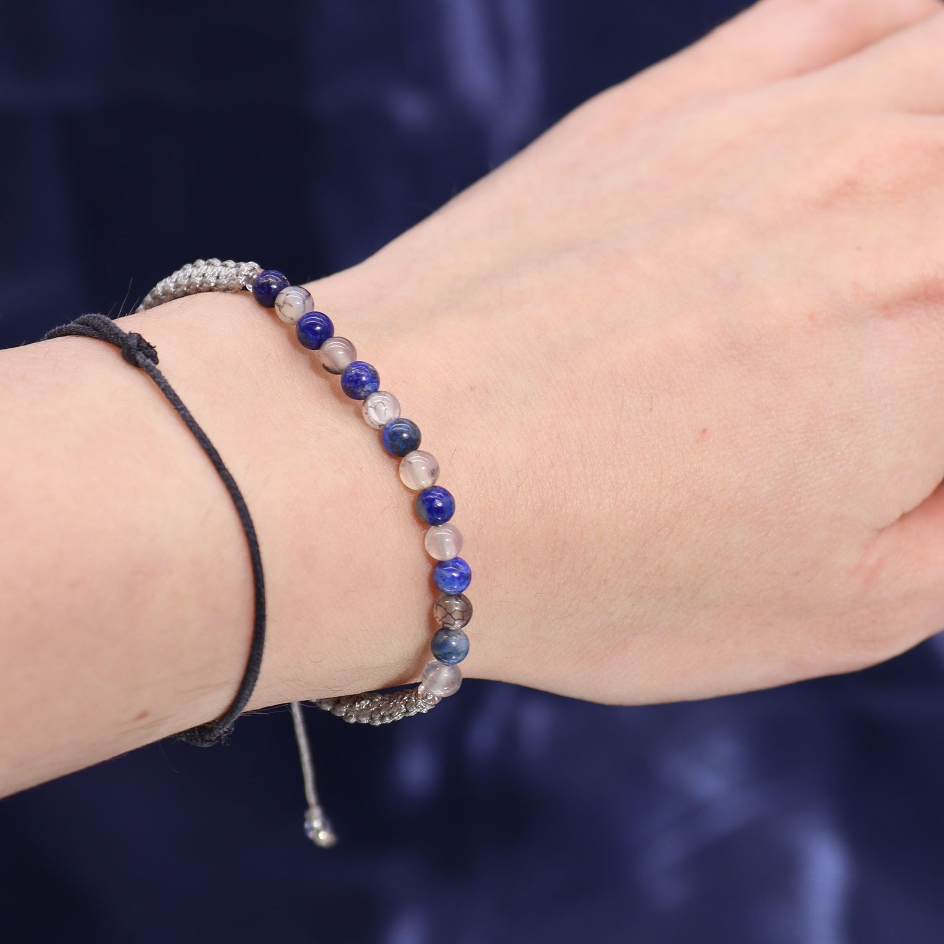 Armband mit Lapislazuli- und Moosachat-Perlen.