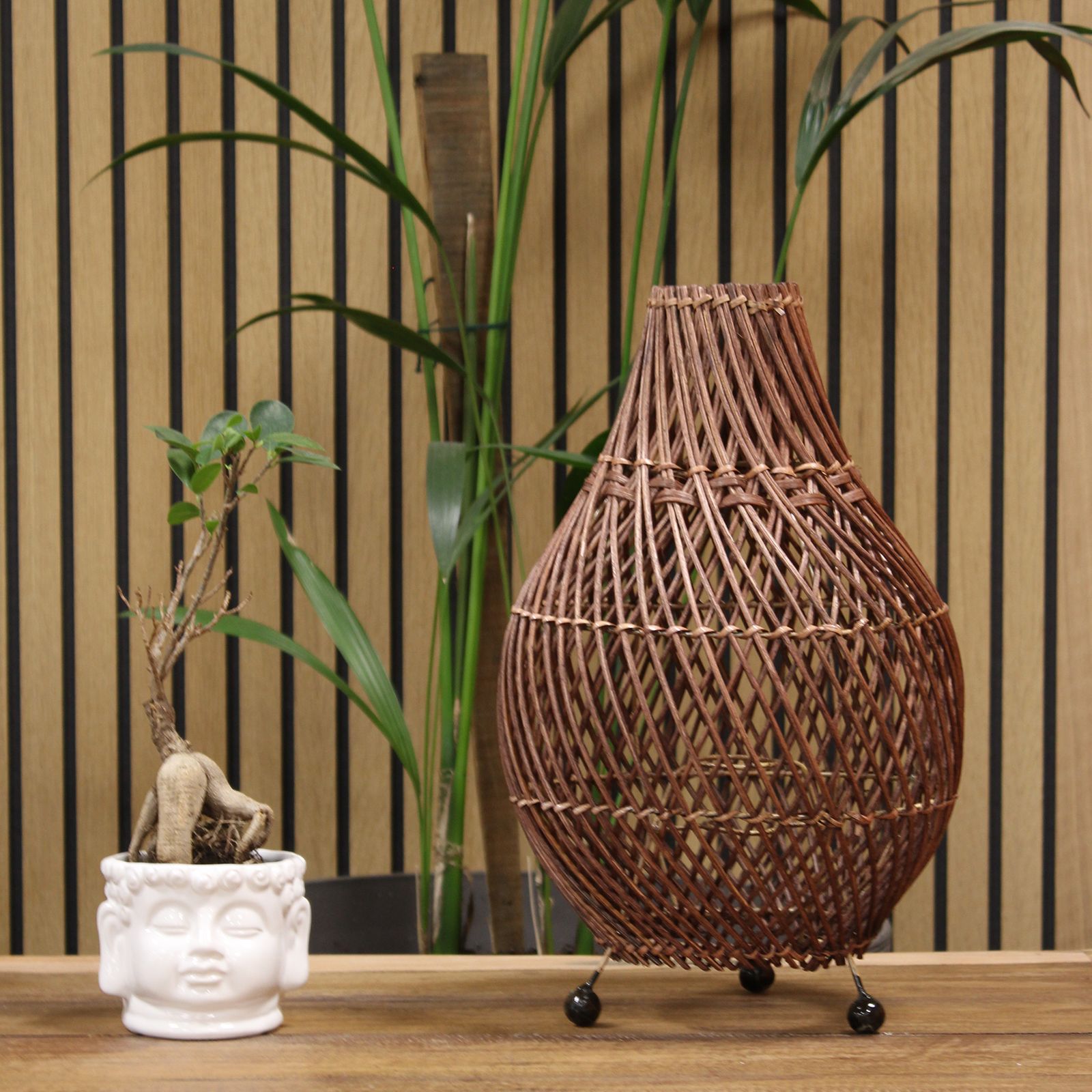 Handgefertigte Rattan-Tischlampe mit natürlicher Optik.