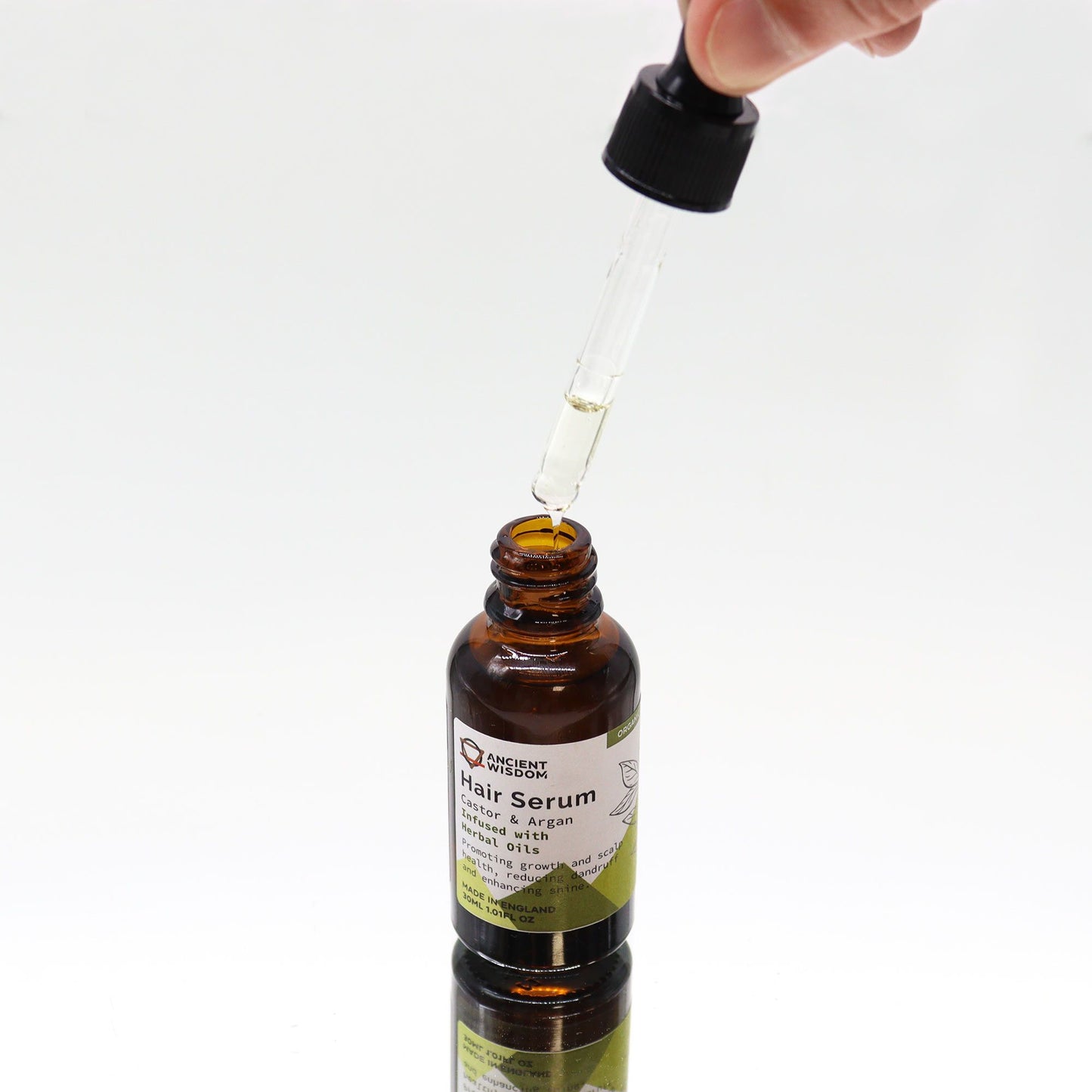 Bio-Kräuter Haarserum mit Pipette in einer braunen Glasflasche.