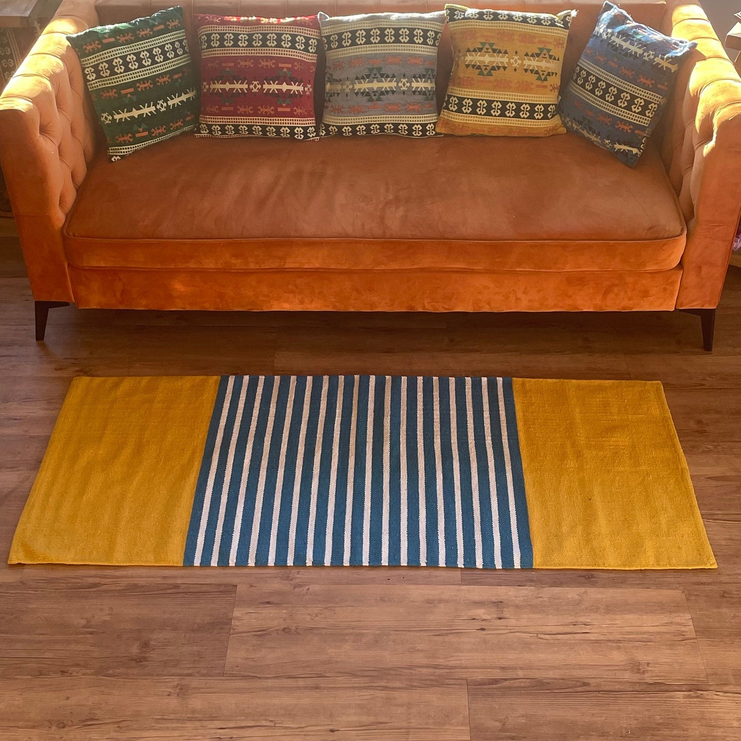 Indischer Baumwollteppich in Gelb und Blau mit Streifenmuster.