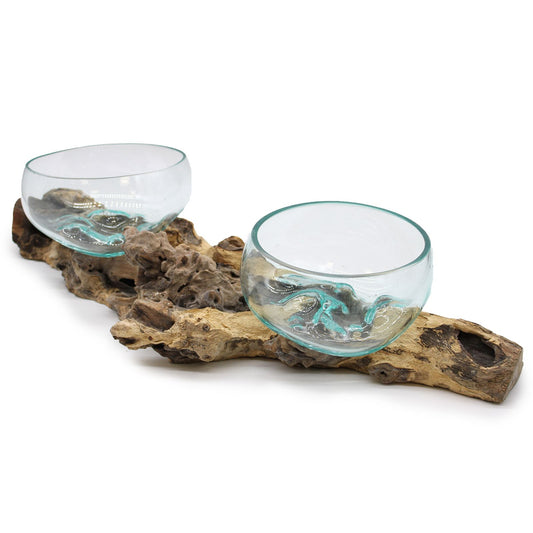 Mundgeblasene Glasschalen auf Wurzelholz mit blaugrünen Akzenten.