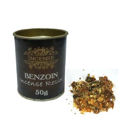 Benzoin Räucherharz in einer 50g Dose mit einer kleinen Menge Harz daneben.