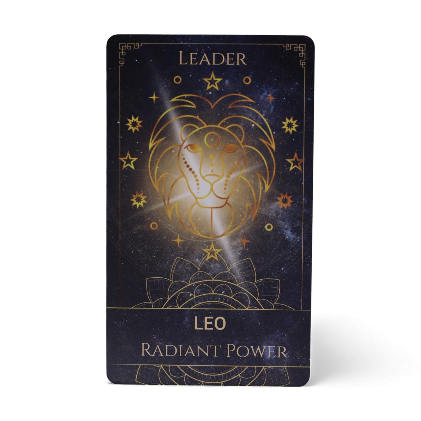 Eine Tarotkarte mit einem Löwenmotiv und den Worten "LEADER" und "LEO RADIANT POWER".