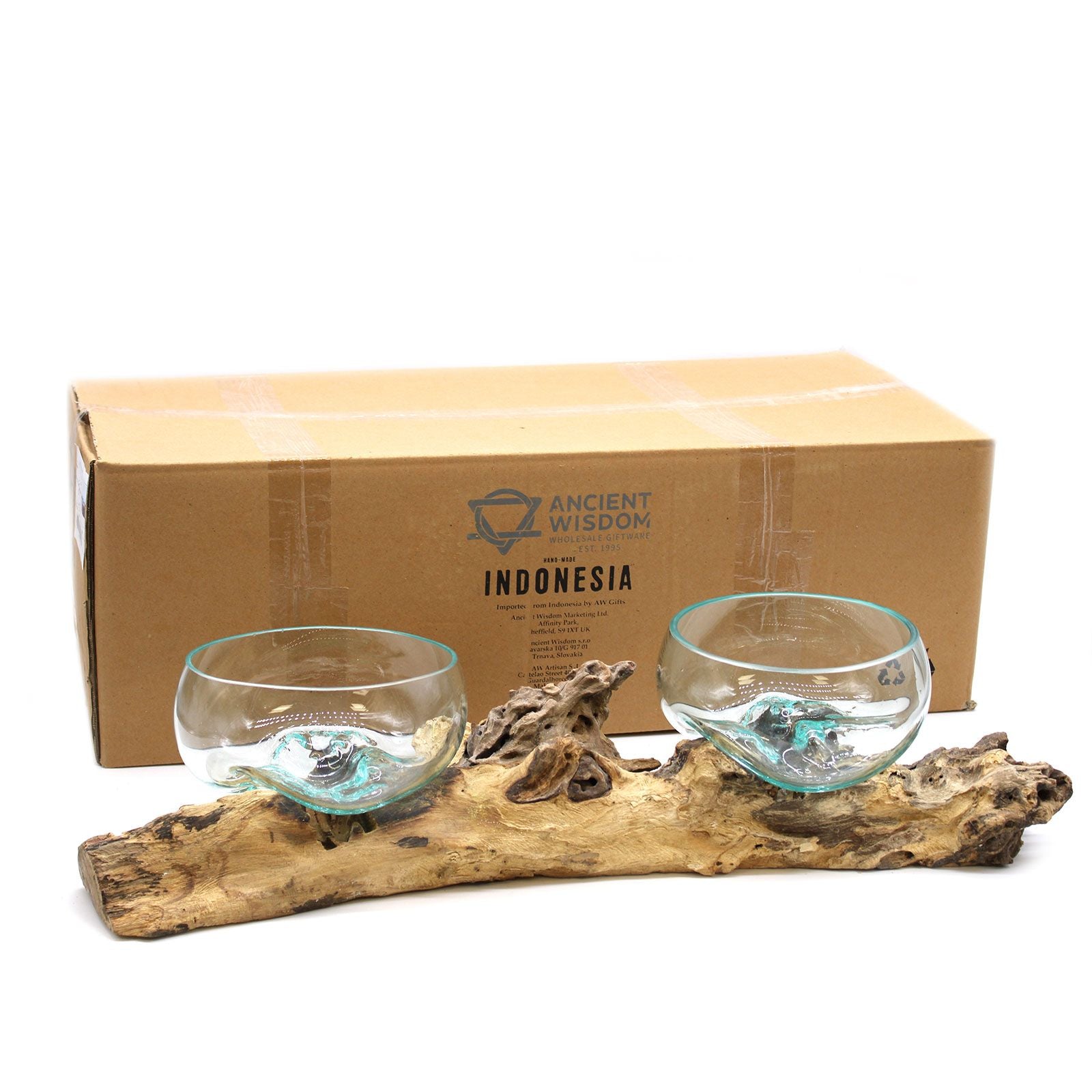 Mundgeblasene Glasschalen auf Wurzelholz mit Aufdruck "INDONESIA"