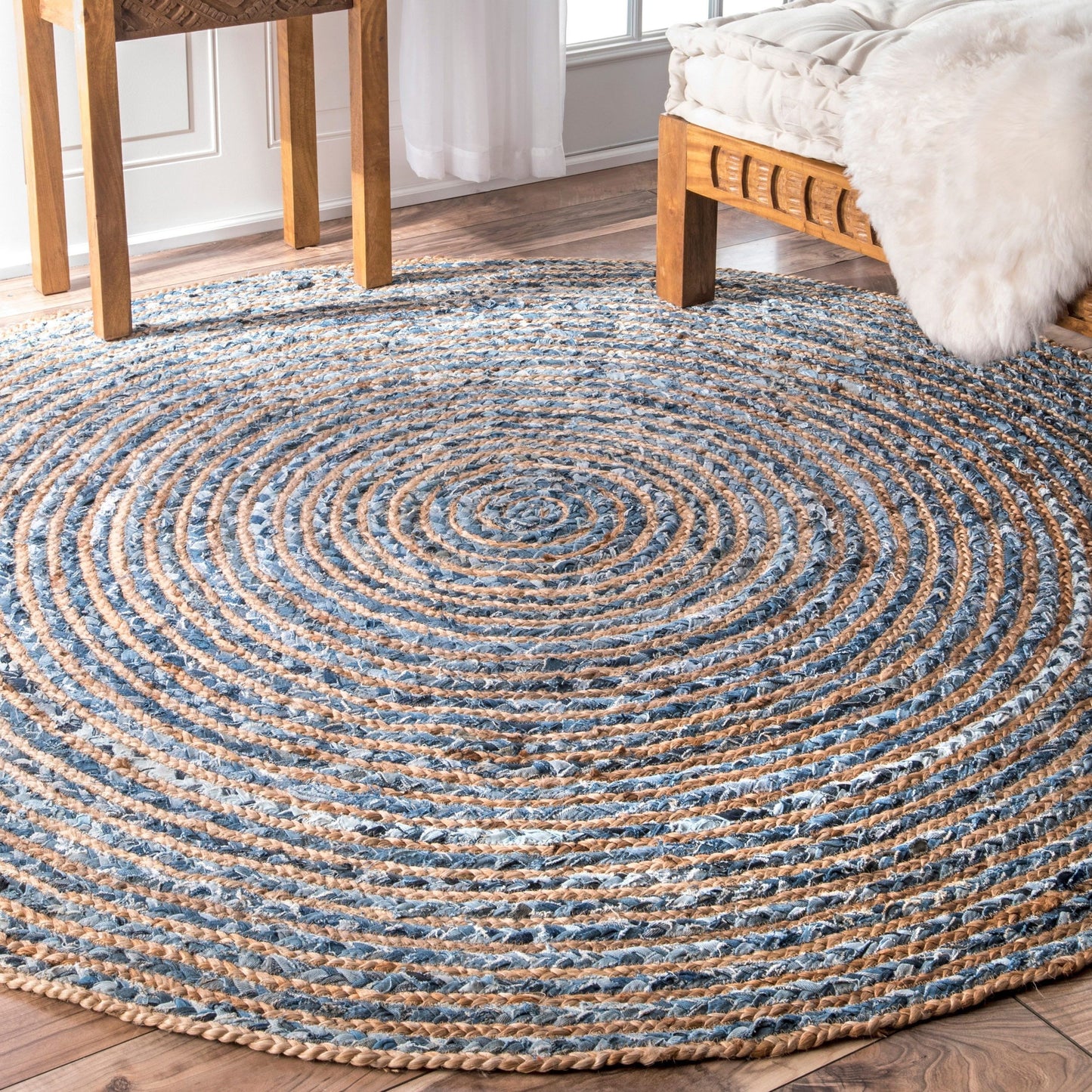 Runder Jute- und Denim-Teppich mit spiralförmigem Muster.