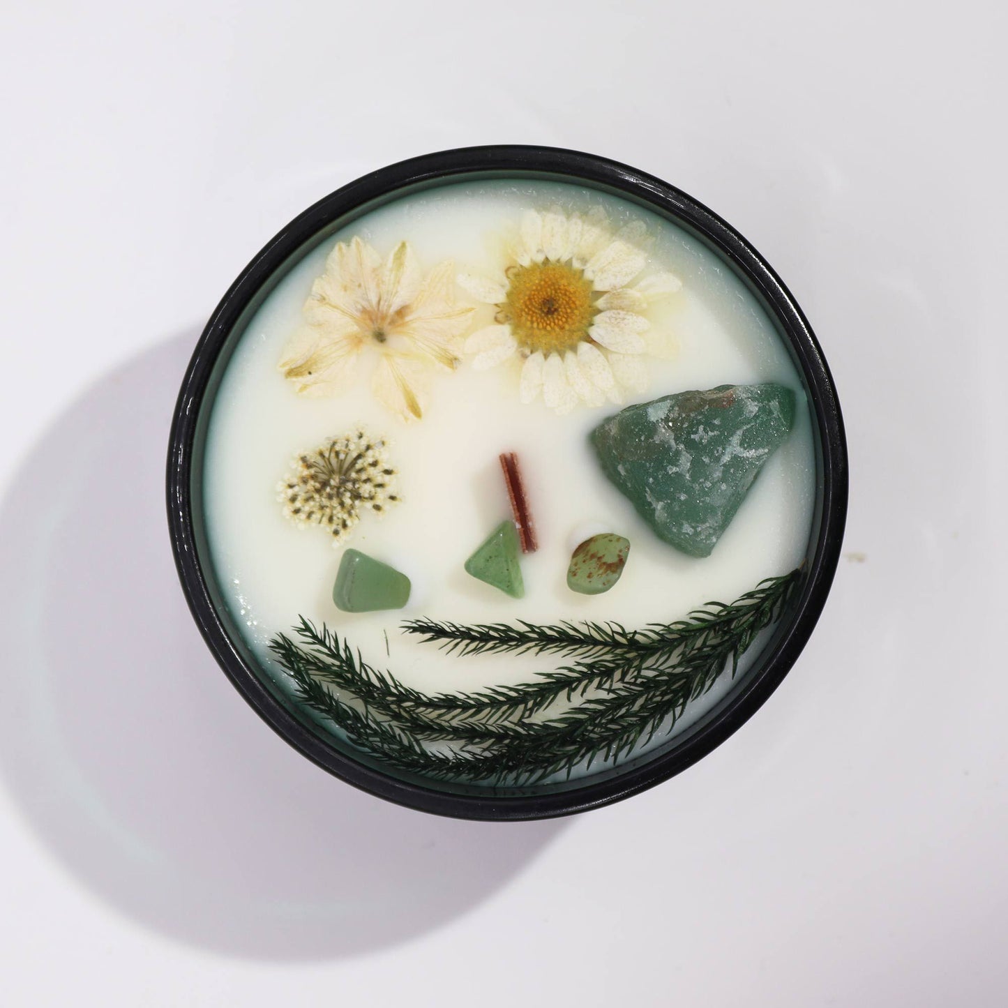 Kristallkerze aus Sojawachs mit Minze, Jade und getrockneten Blumen.