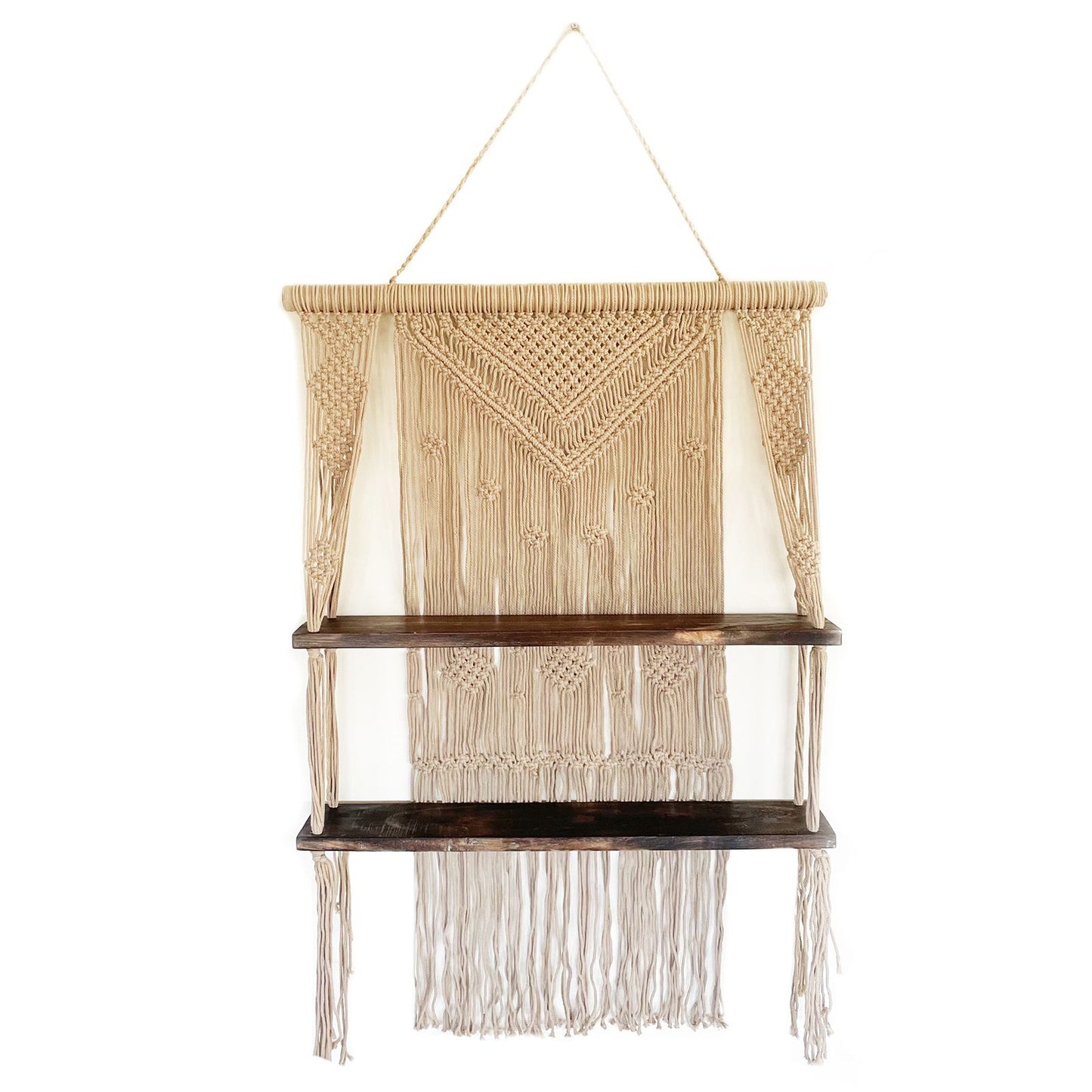 Dekoratives Macrame-Hängeregal mit zwei Holzbrettern im Bohostil.