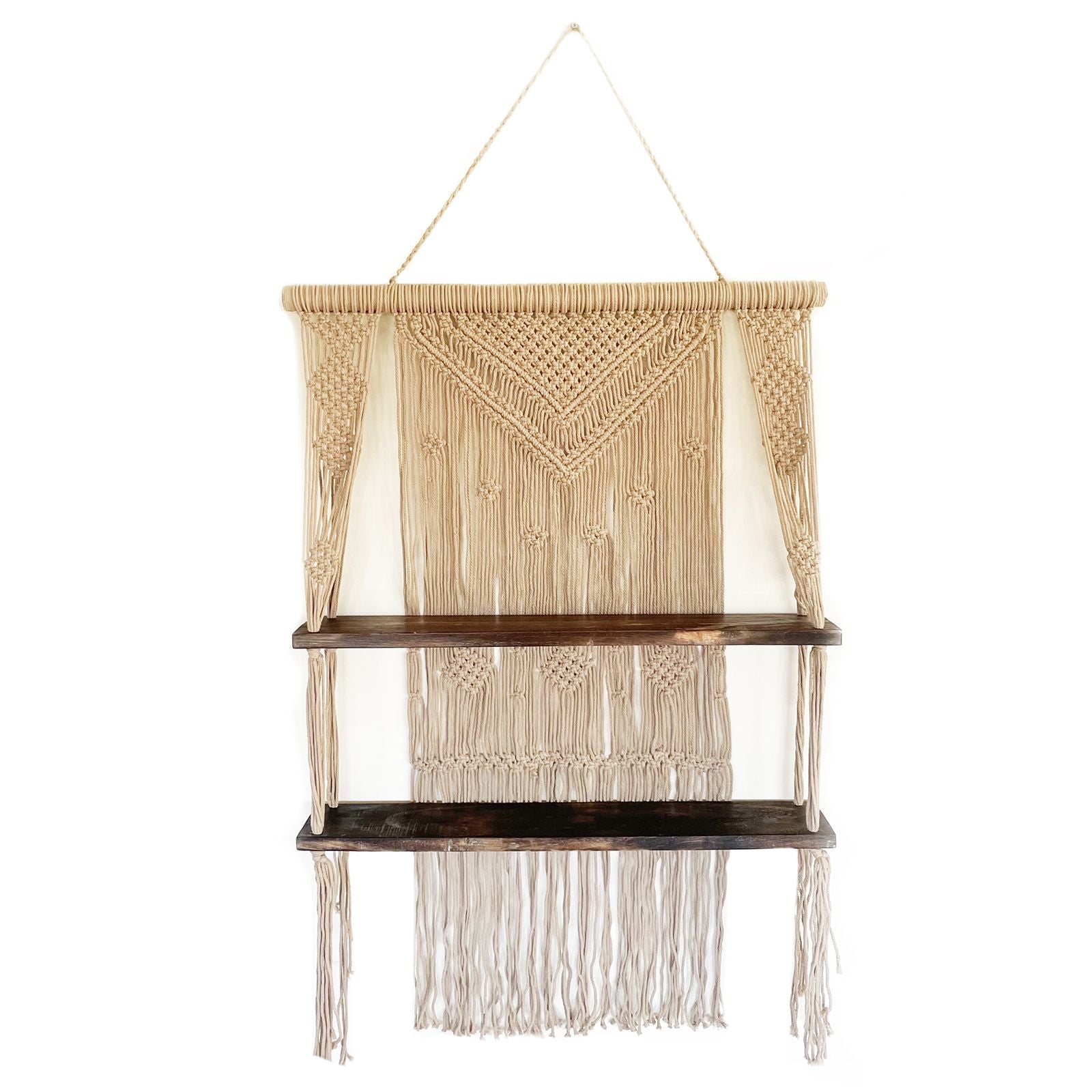Dekoratives Macrame-Hängeregal mit zwei Holzbrettern im Bohostil.